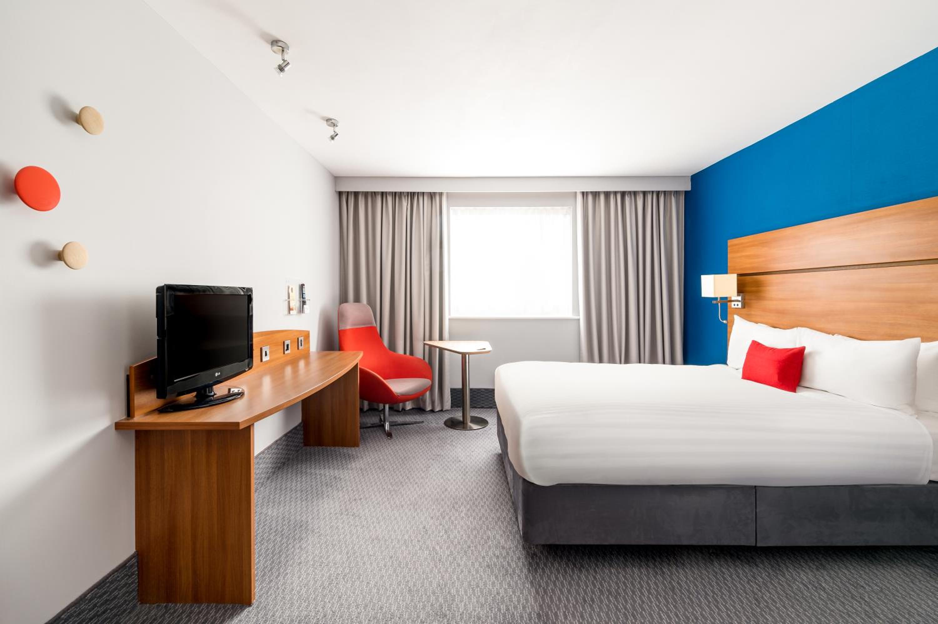 Standard King Room with Free Hot Breakfast - Photo 1