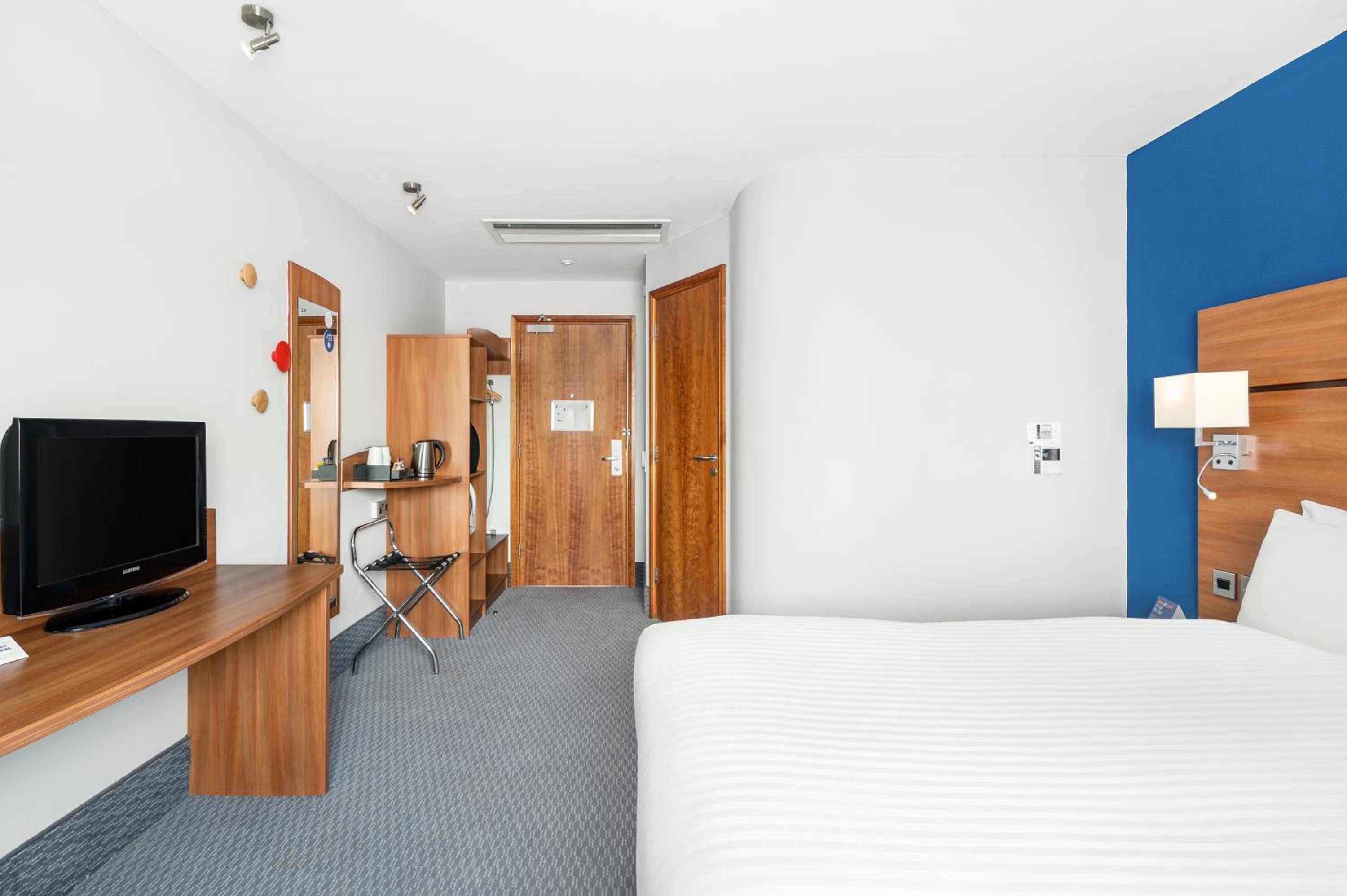 Standard Double Room with Free Hot Breakfast - Photo 1
