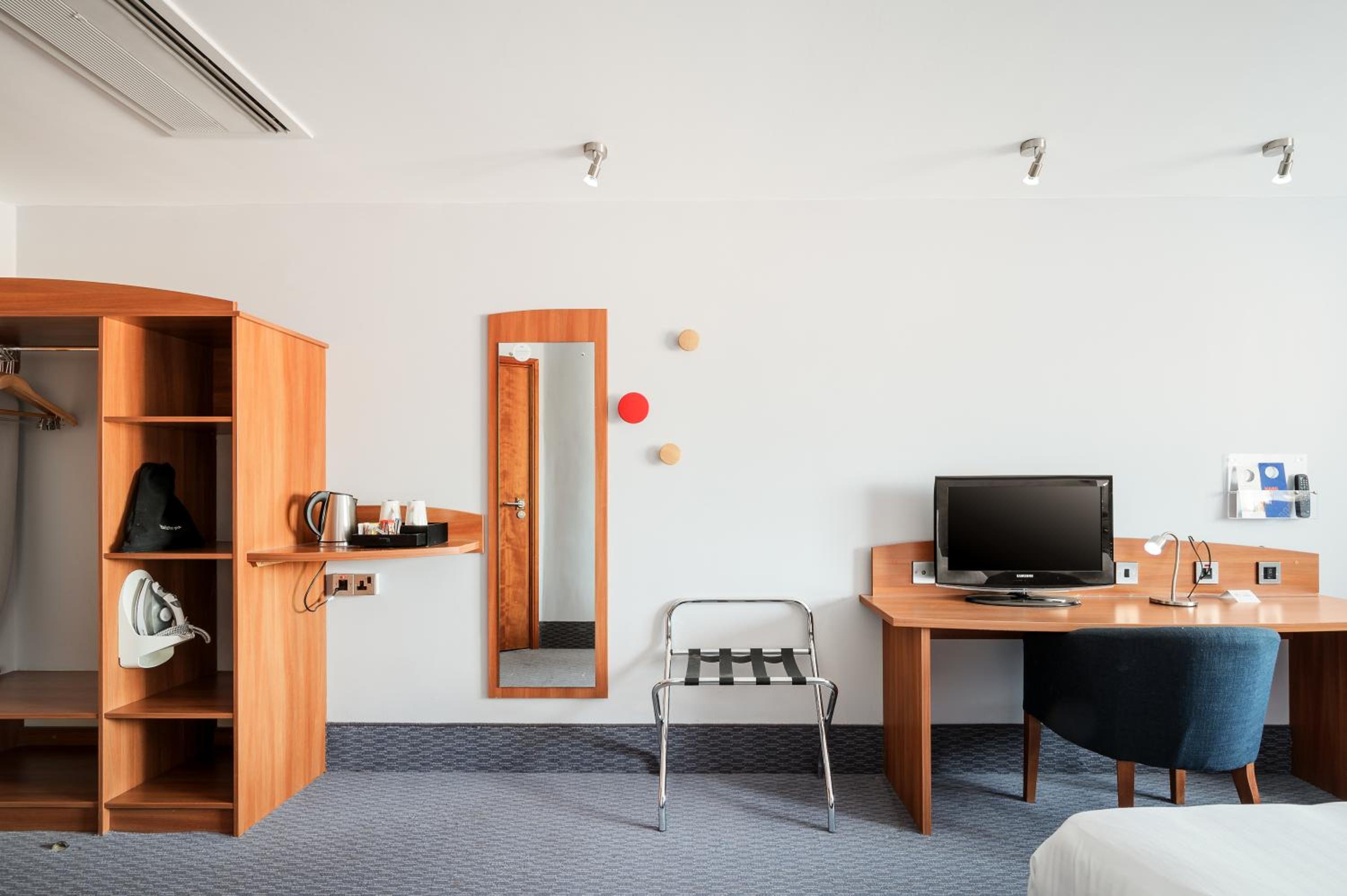 Standard Double Room with Free Hot Breakfast - Photo 9