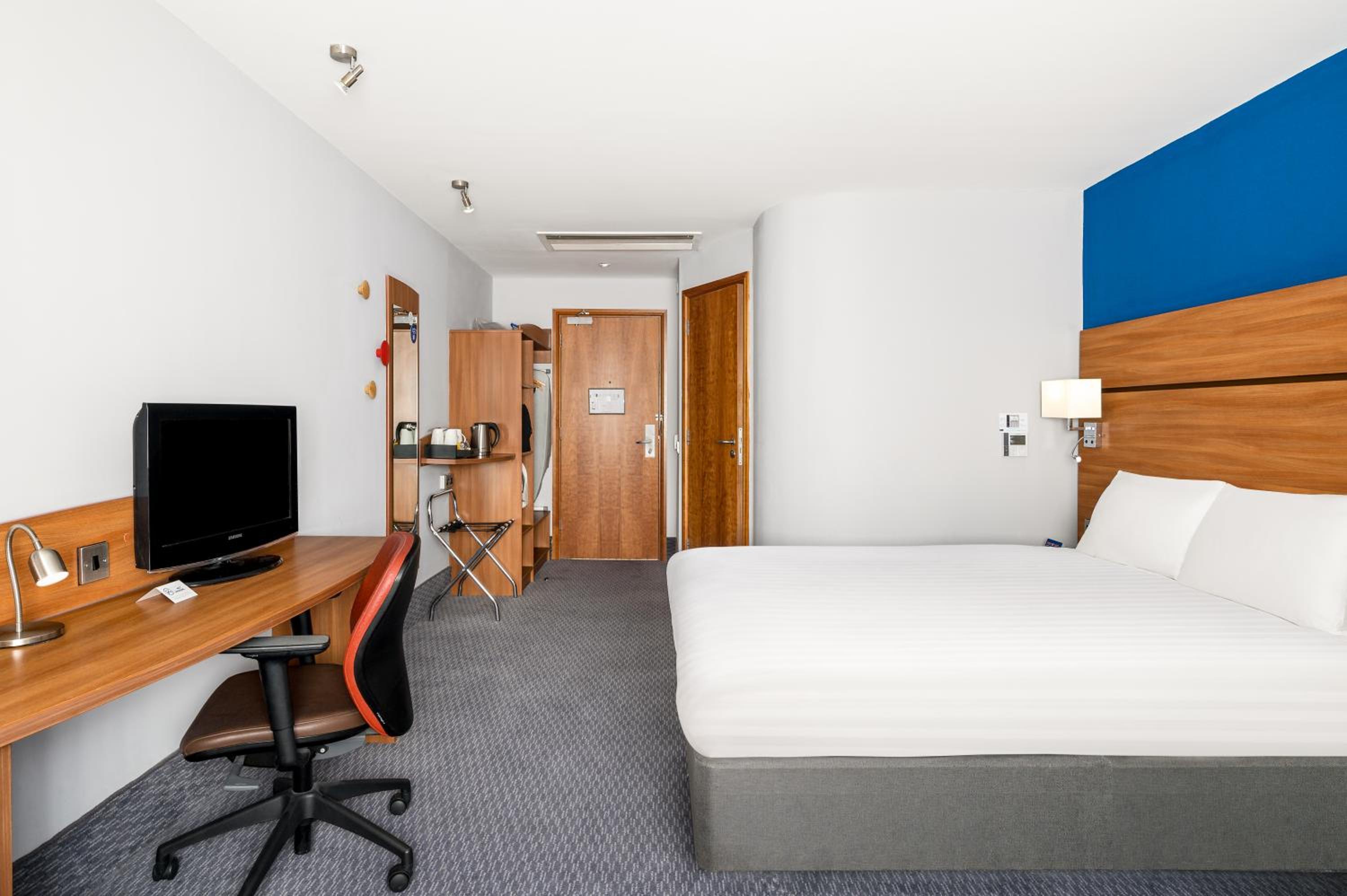 Standard Double Room with Free Hot Breakfast - Photo 11