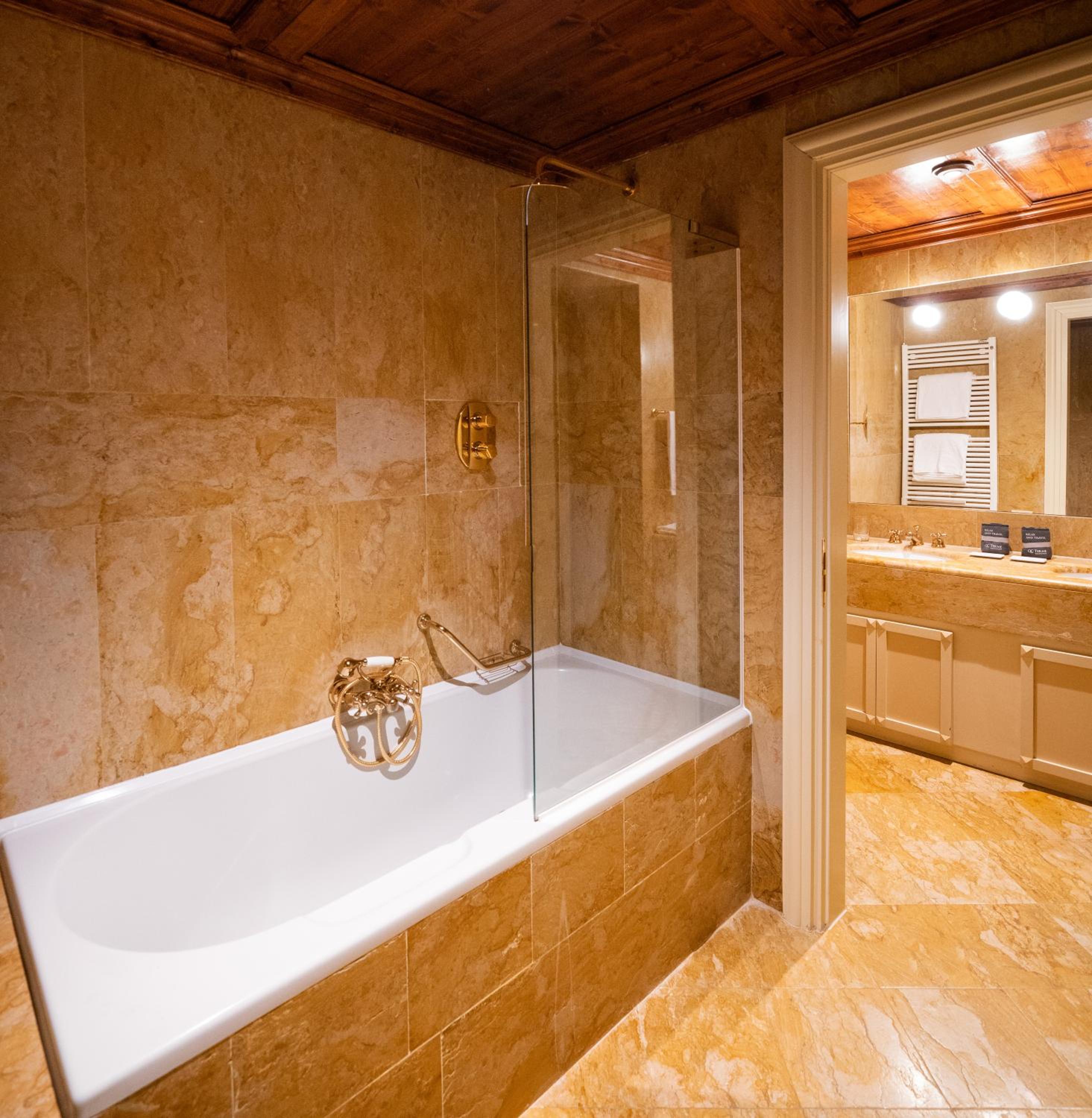 Deluxe Suite with Spa Access - Photo 4