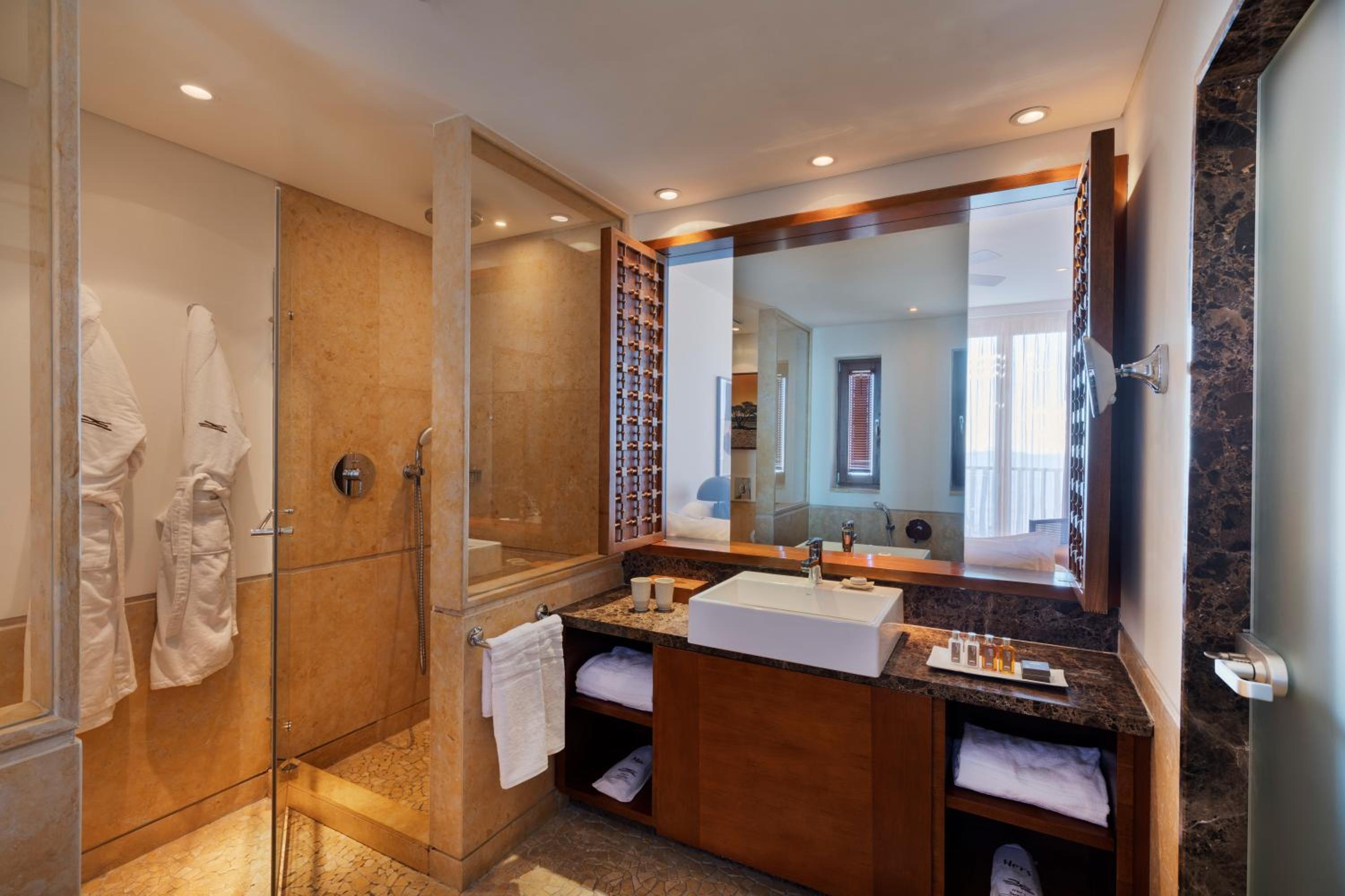 Double Room with Balcony - Photo 5