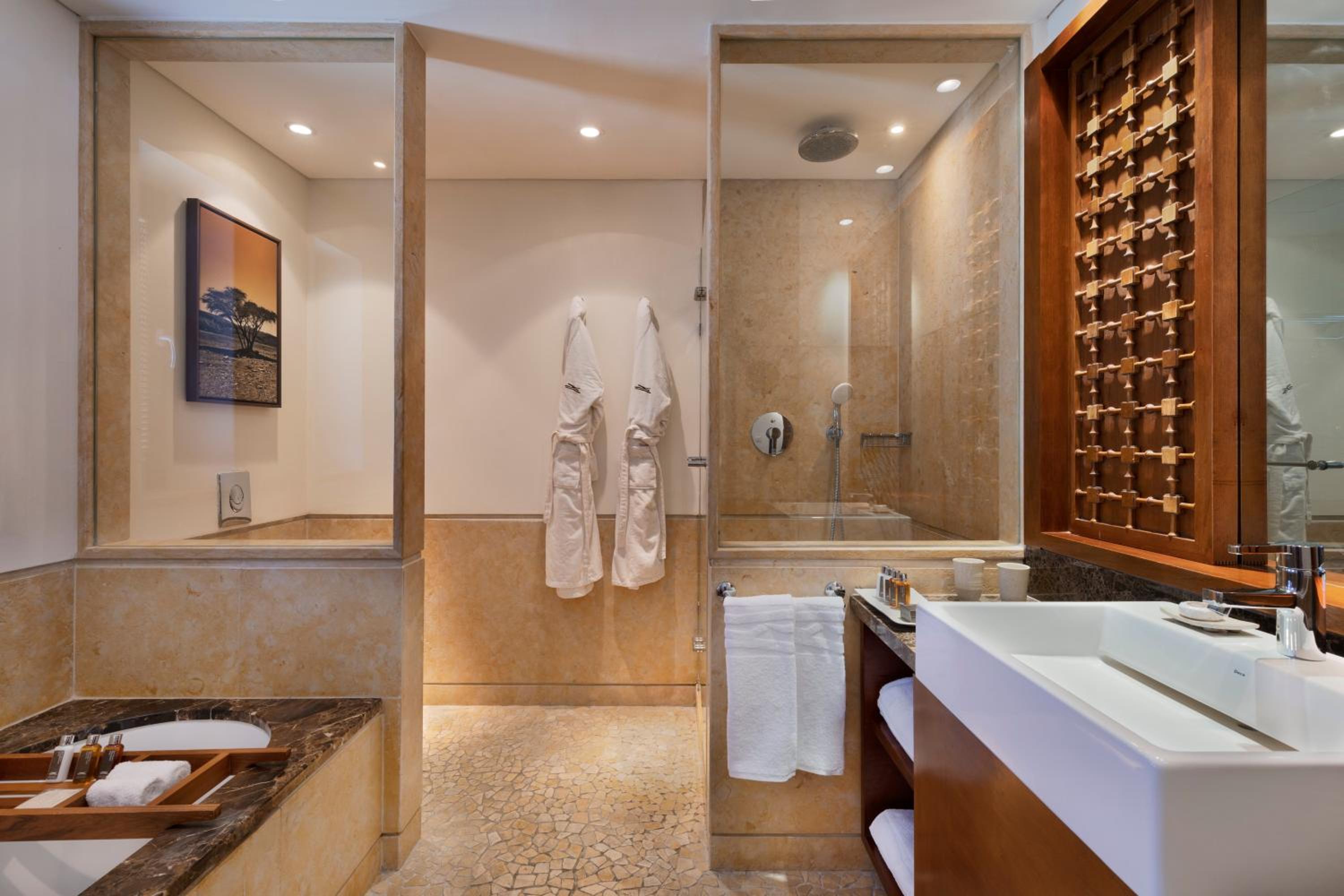 Double Room with Balcony - Photo 9