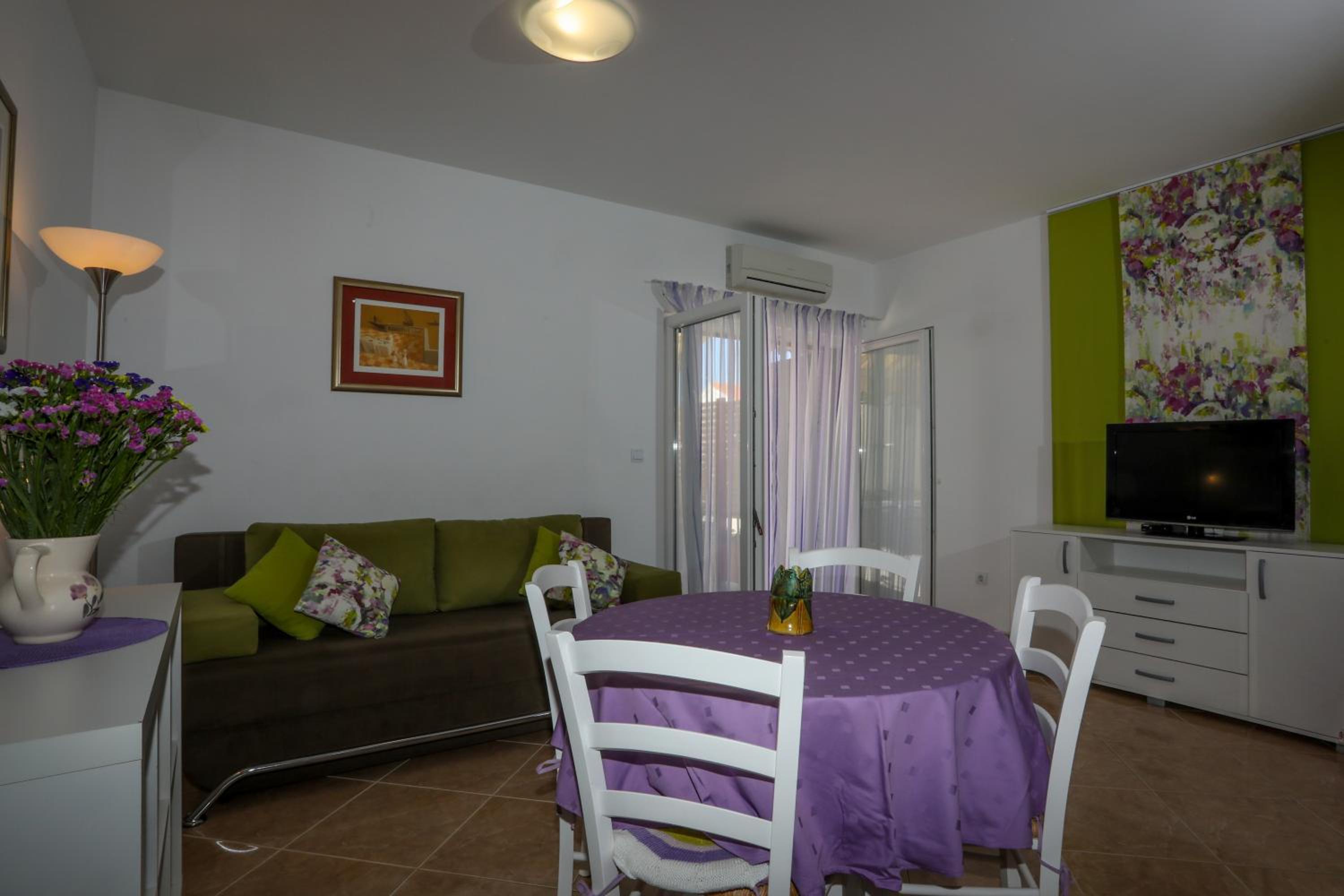 One-Bedroom Apartment with Terrace and Sea View photo 2