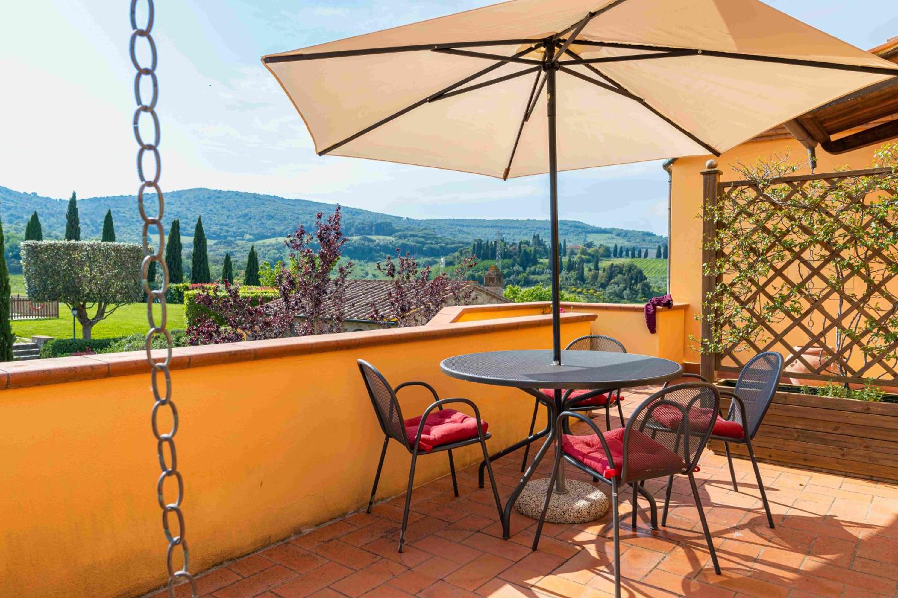 One-Bedroom Apartment with Pool View photo 2