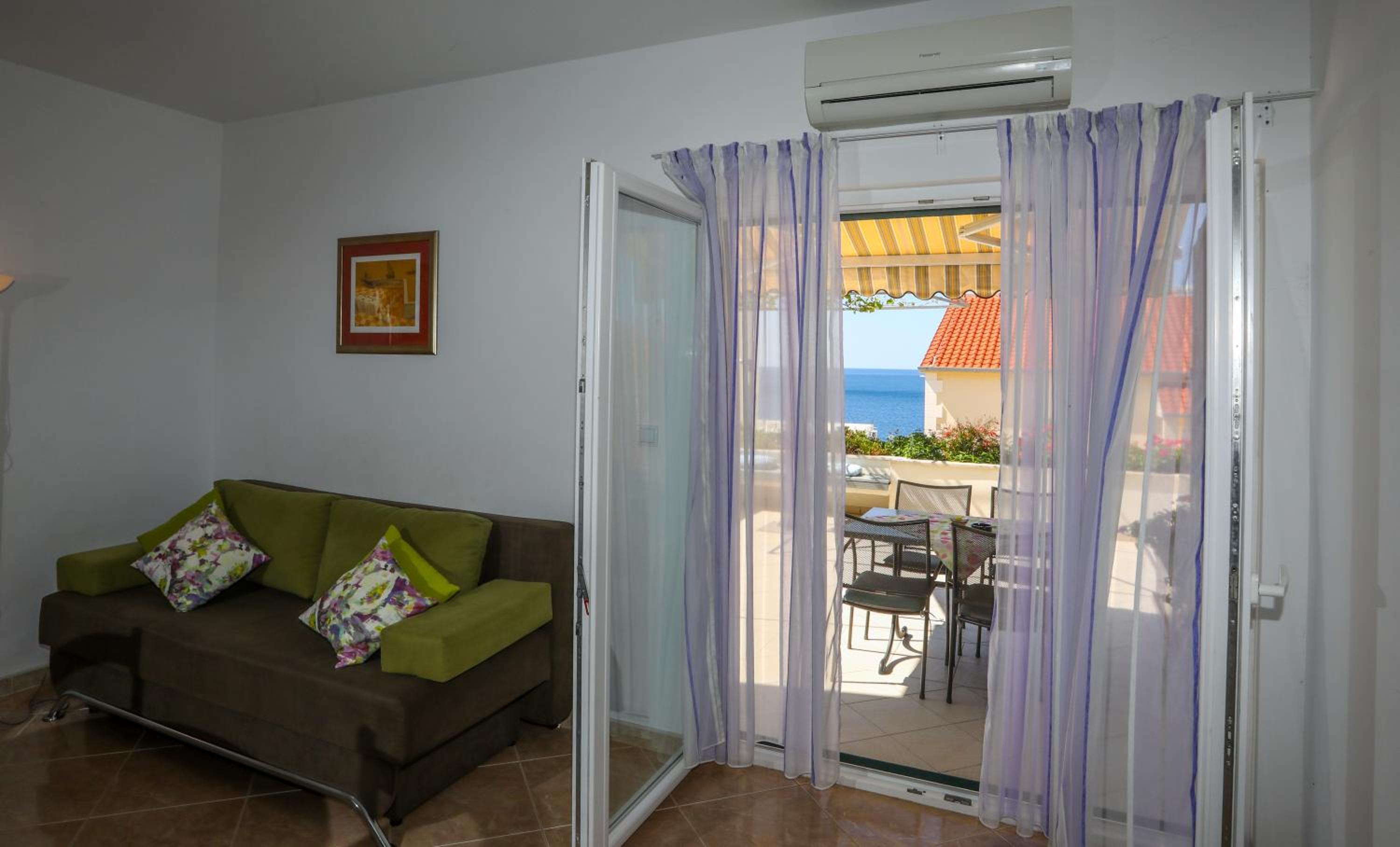One-Bedroom Apartment with Terrace and Sea View photo 3
