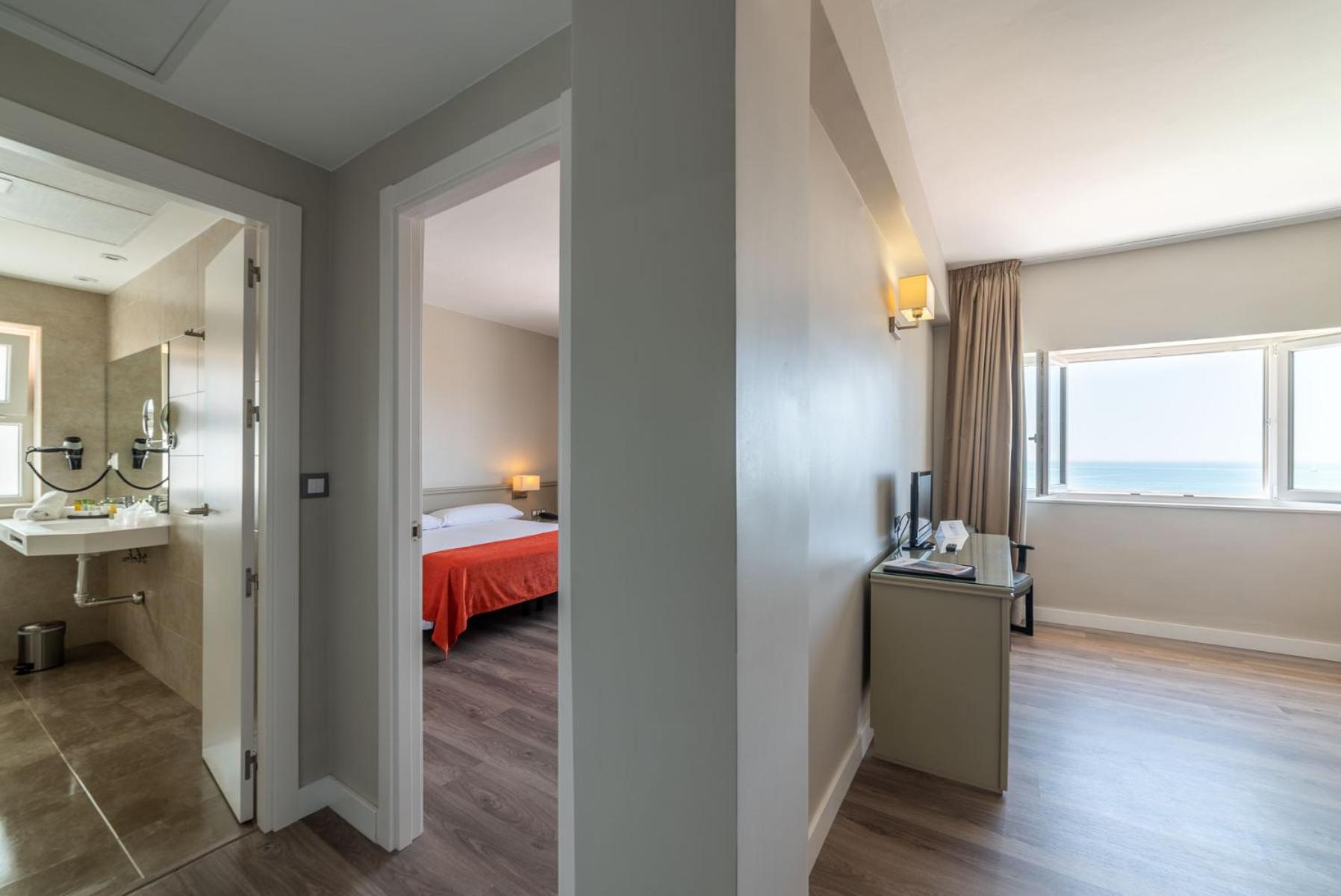 Quadruple Room with Sea View - Photo 8