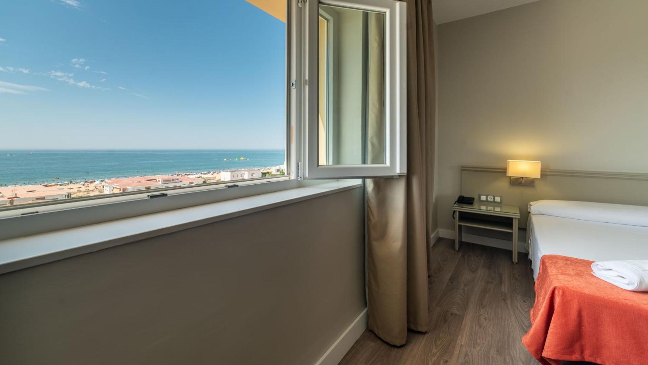 Quadruple Room with Sea View - Photo 7