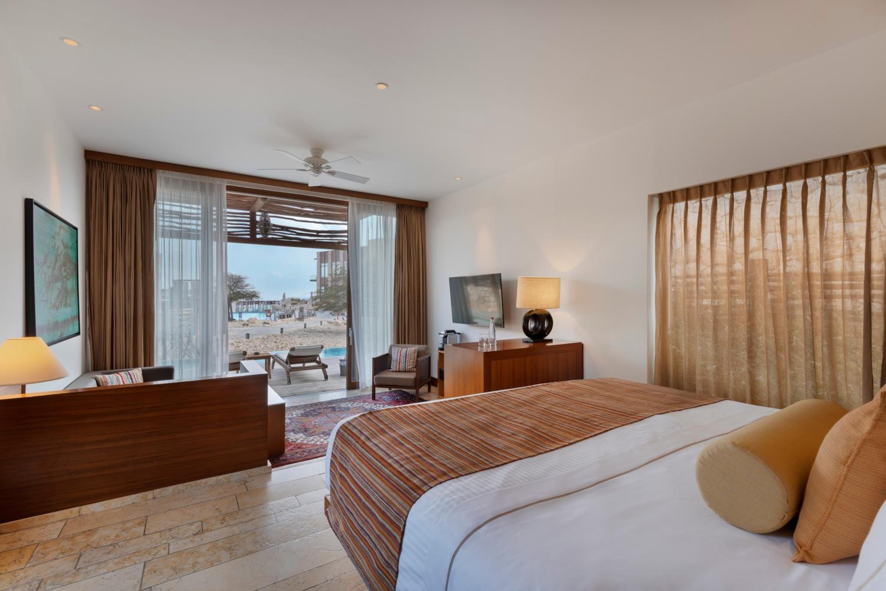 Desert View Romantic Villa - Photo 2