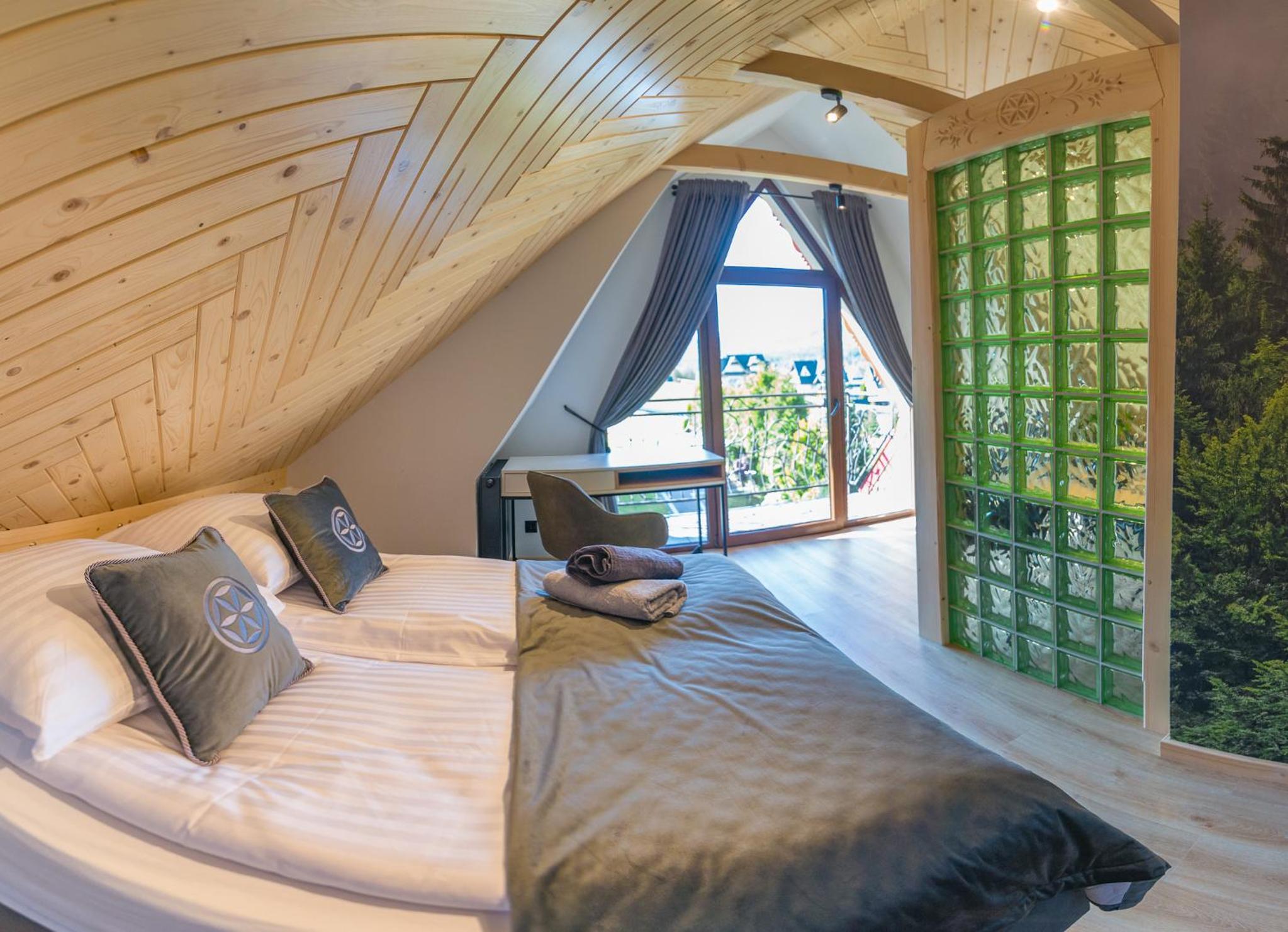 Suite with Mountain View - Photo 32