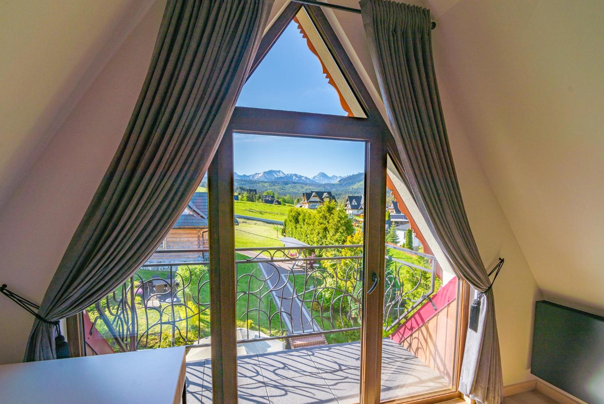 Suite with Mountain View - Photo 17
