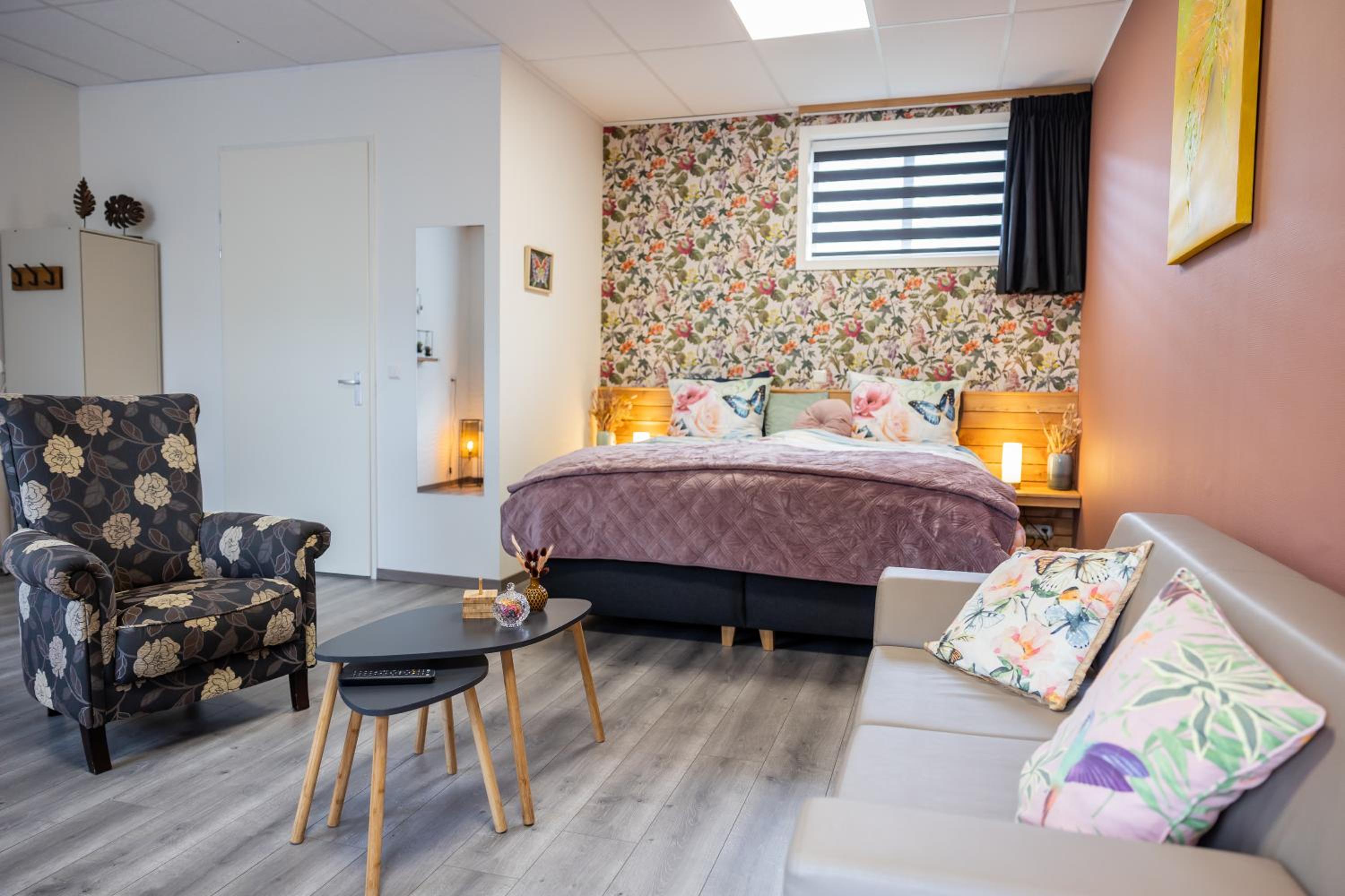 Double Room with Private Bathroom - Photo 10
