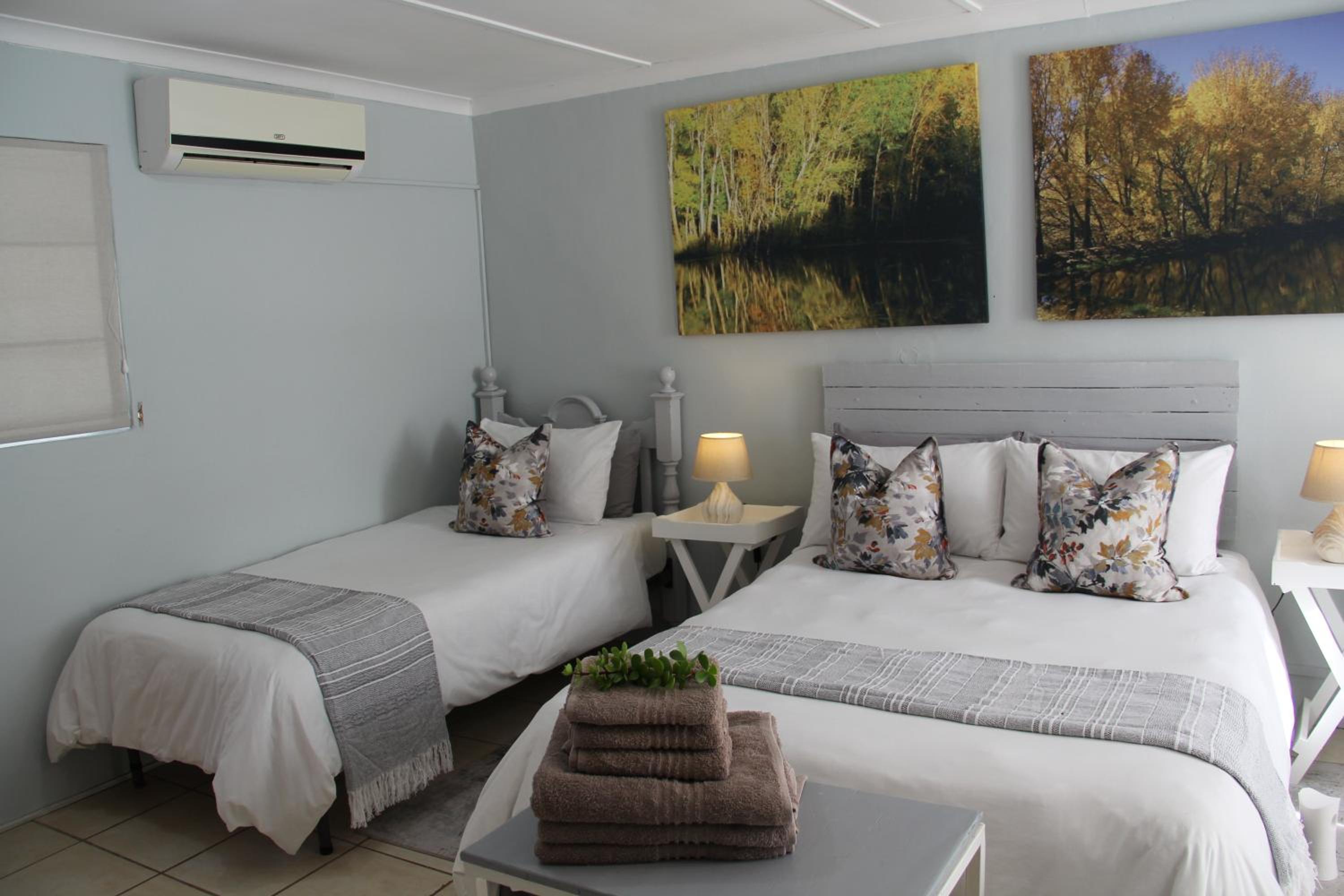 Twin Room with Private Bathroom photo 3