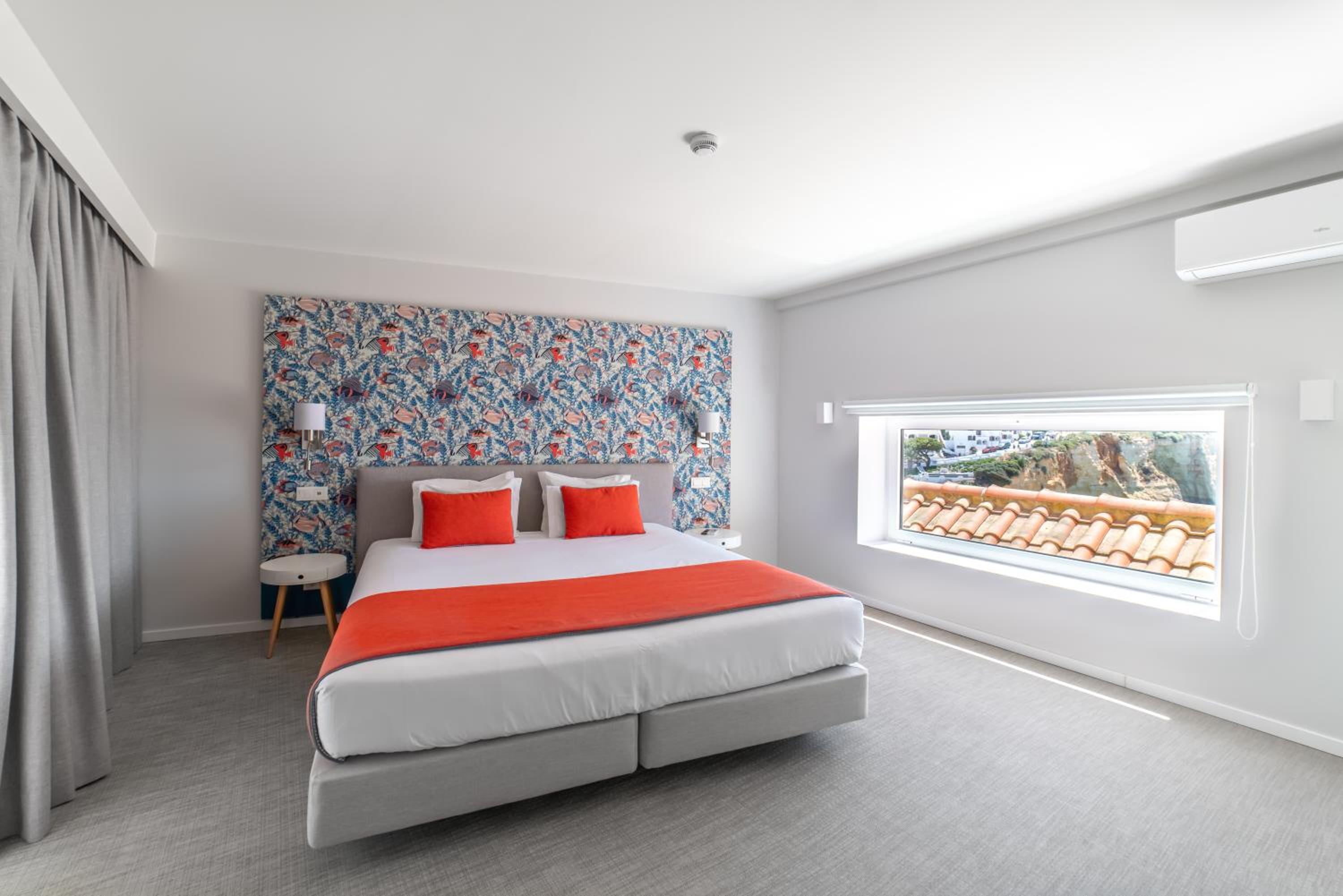 Double or Twin Room with Partial Sea View photo 2