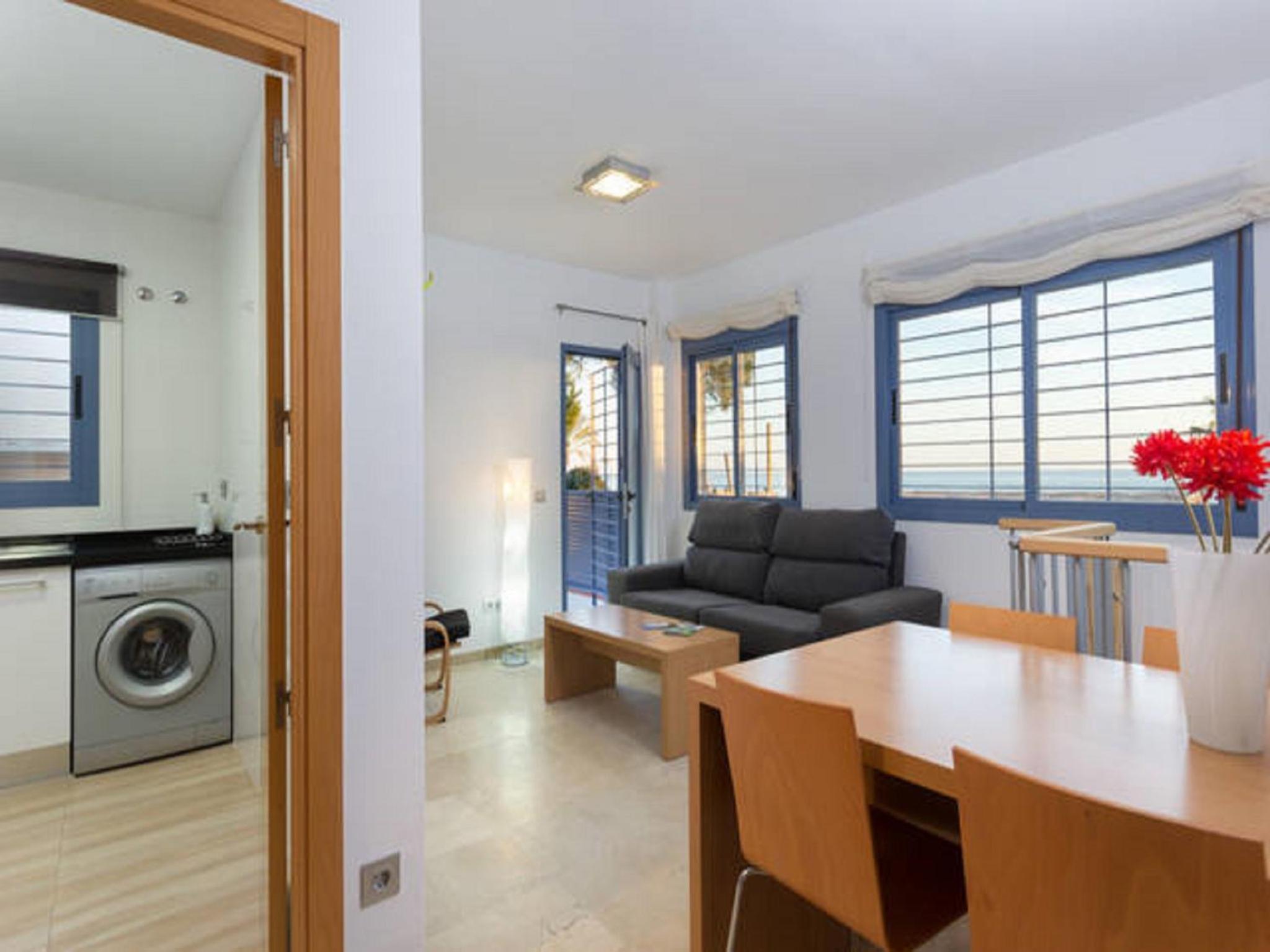 Apartamento dúplex con patio y vista al mar