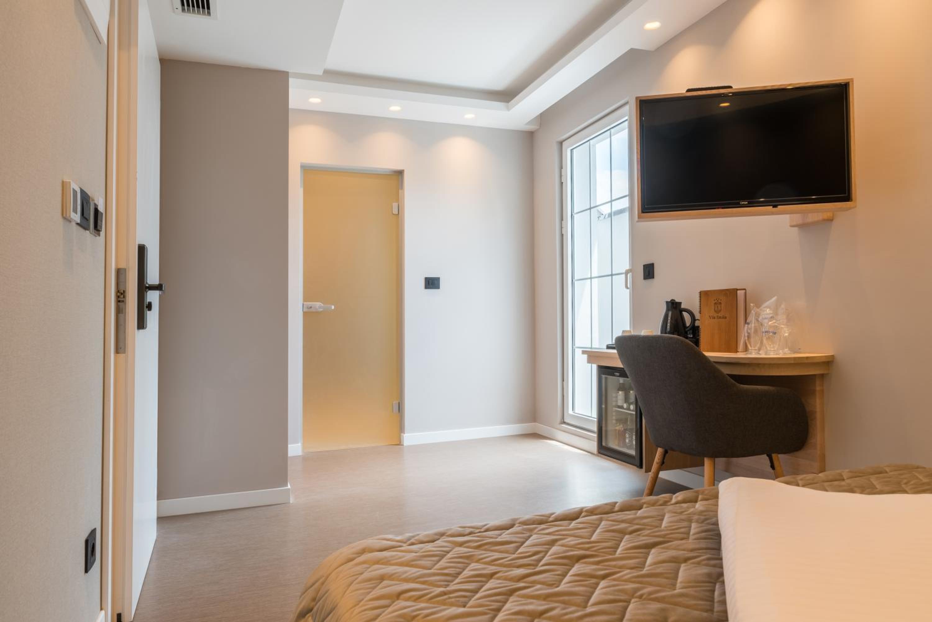 Deluxe Double Room with Balcony photo 3