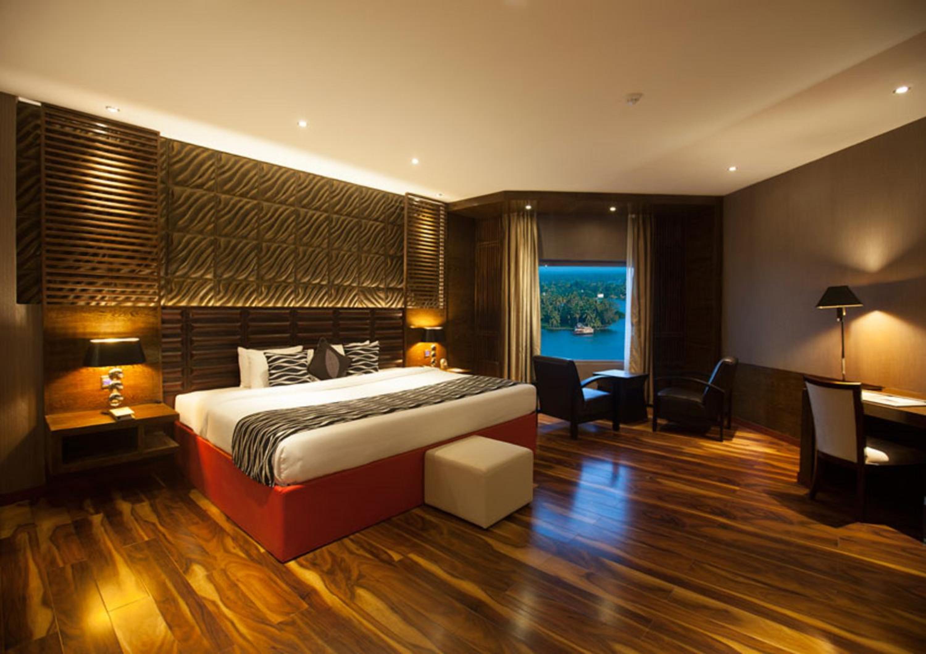 King Suite with Lake View - Non-Smoking