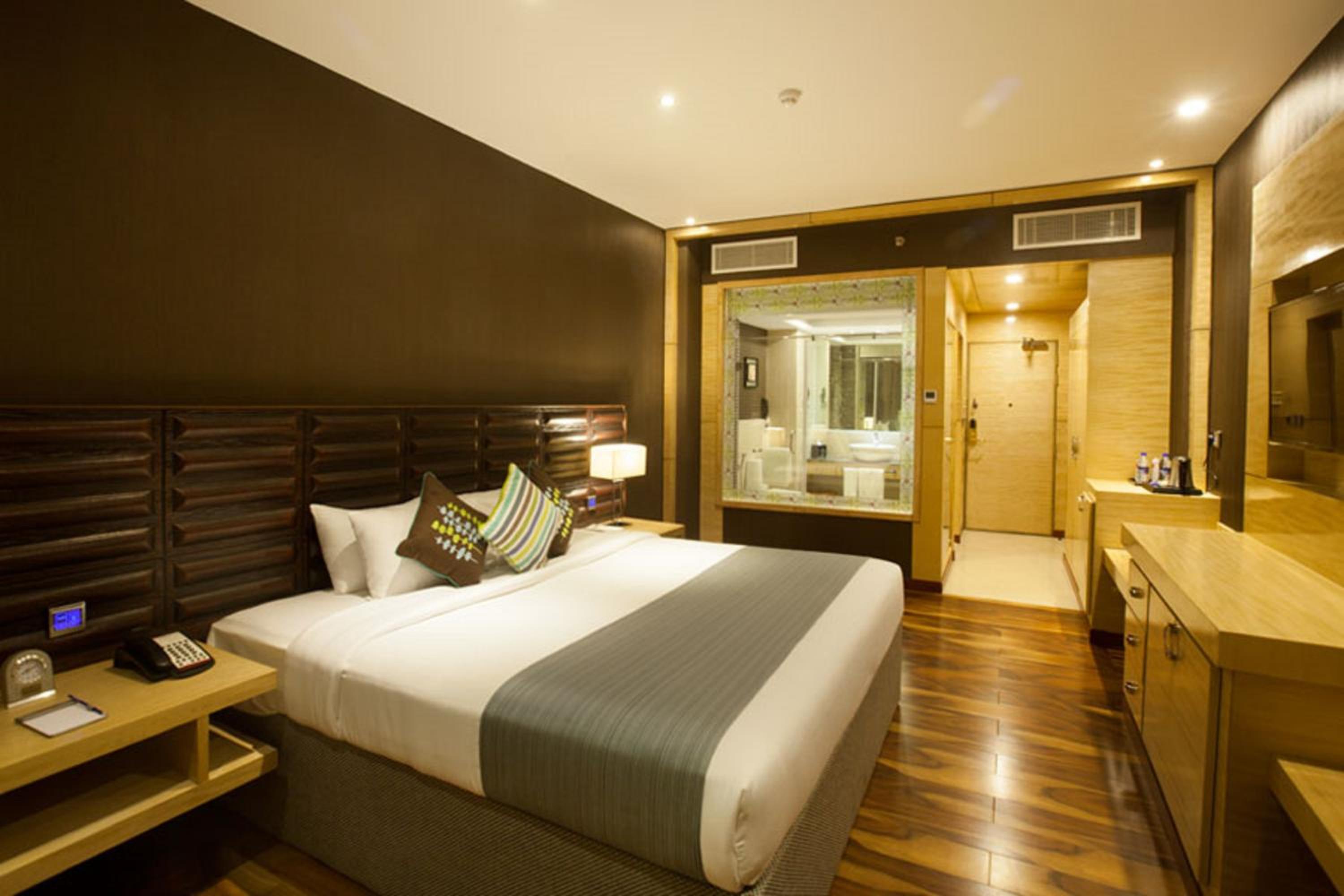 Premium King Room with Lake View - Non-Smoking