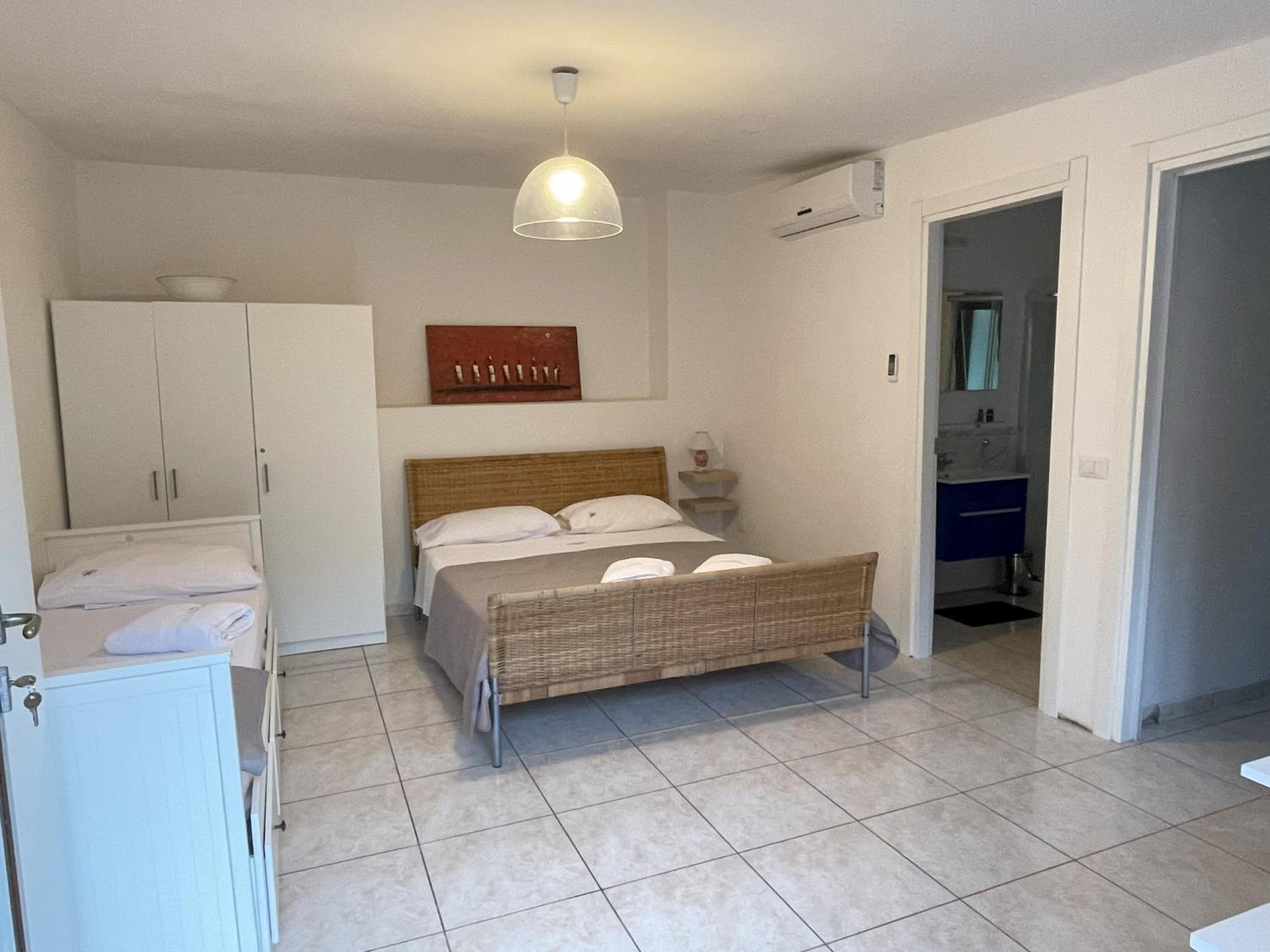 Five-Bedroom House photo 1