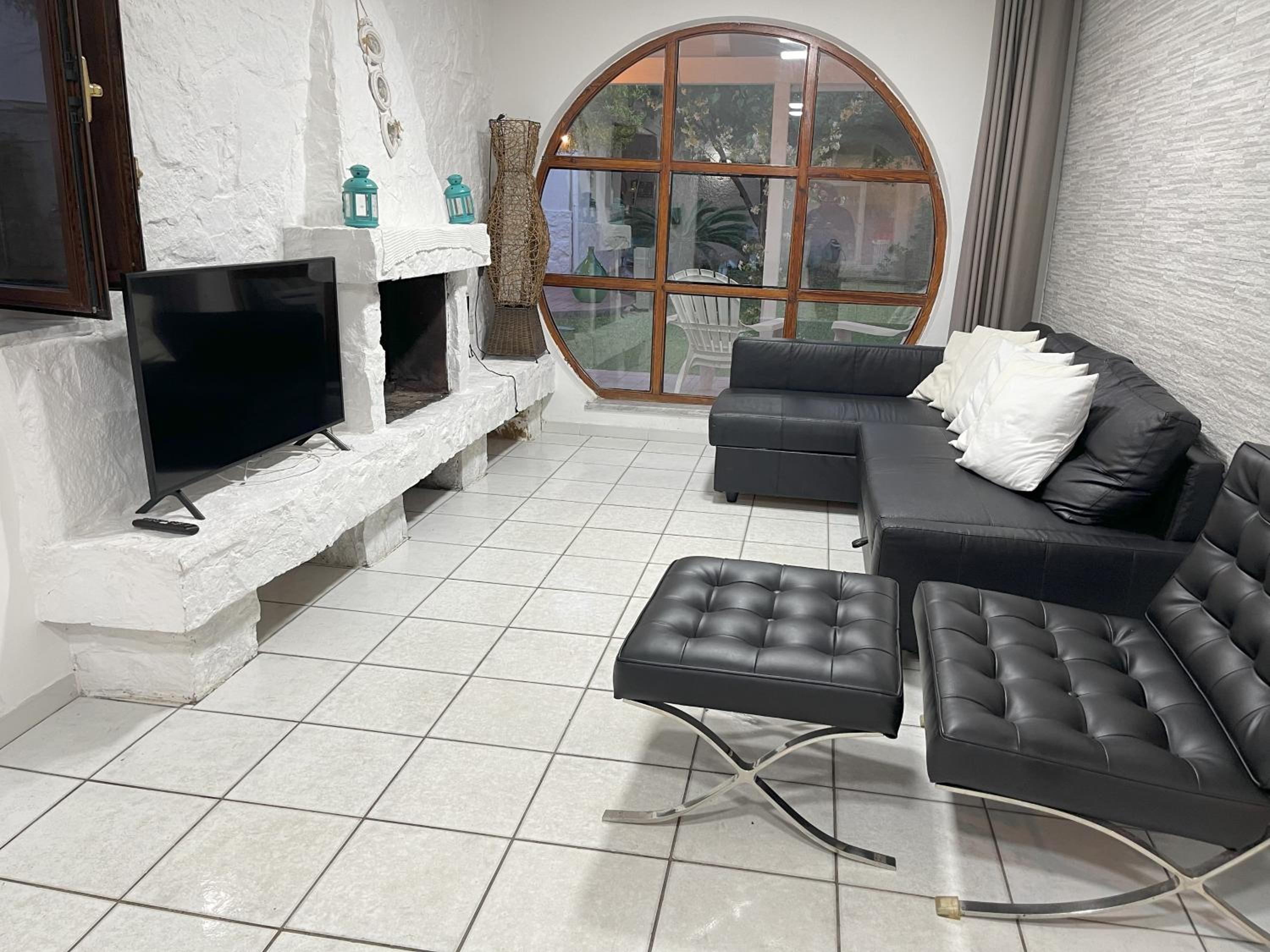 Five-Bedroom House photo 2