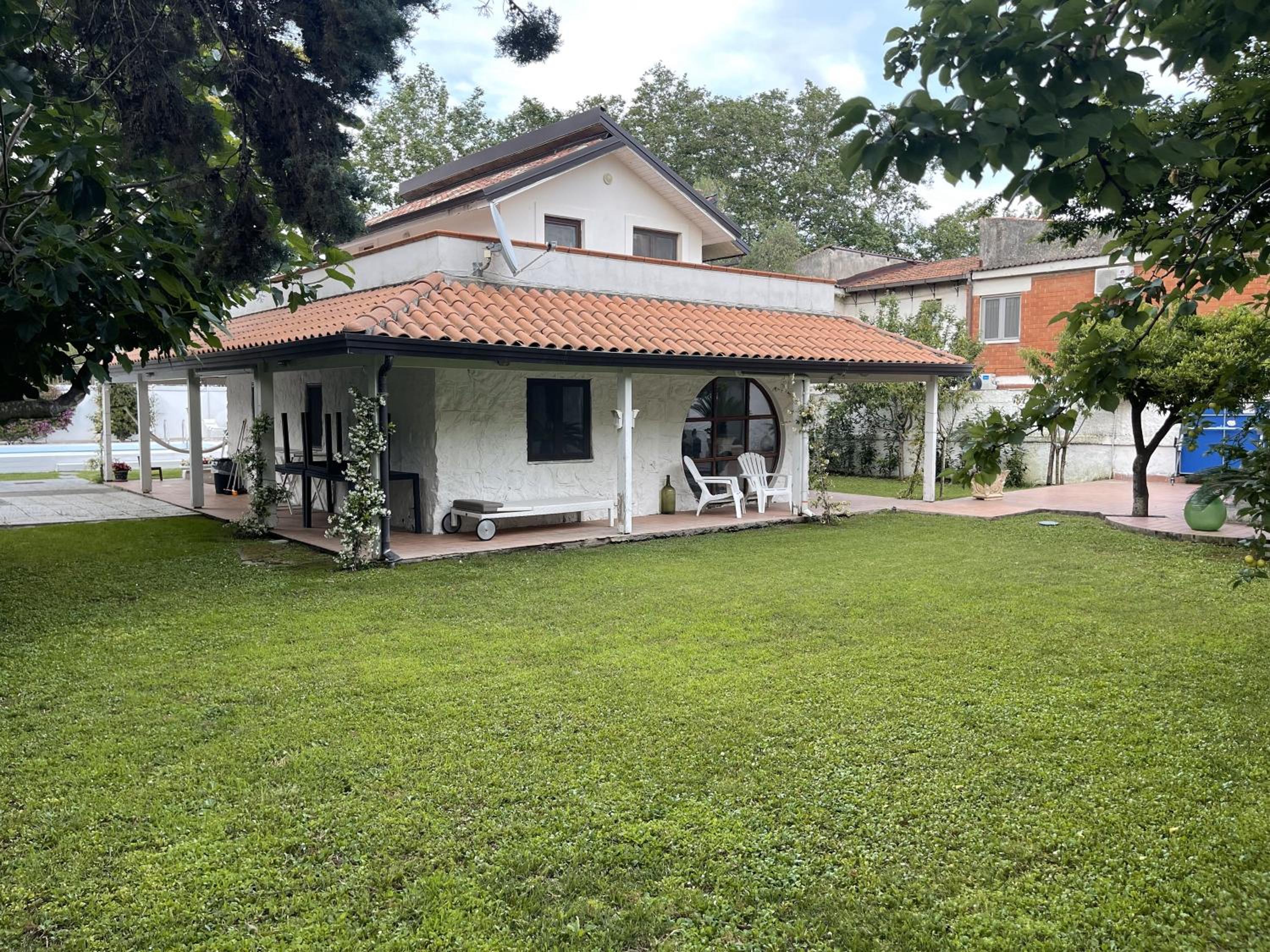 Five-Bedroom House photo 3