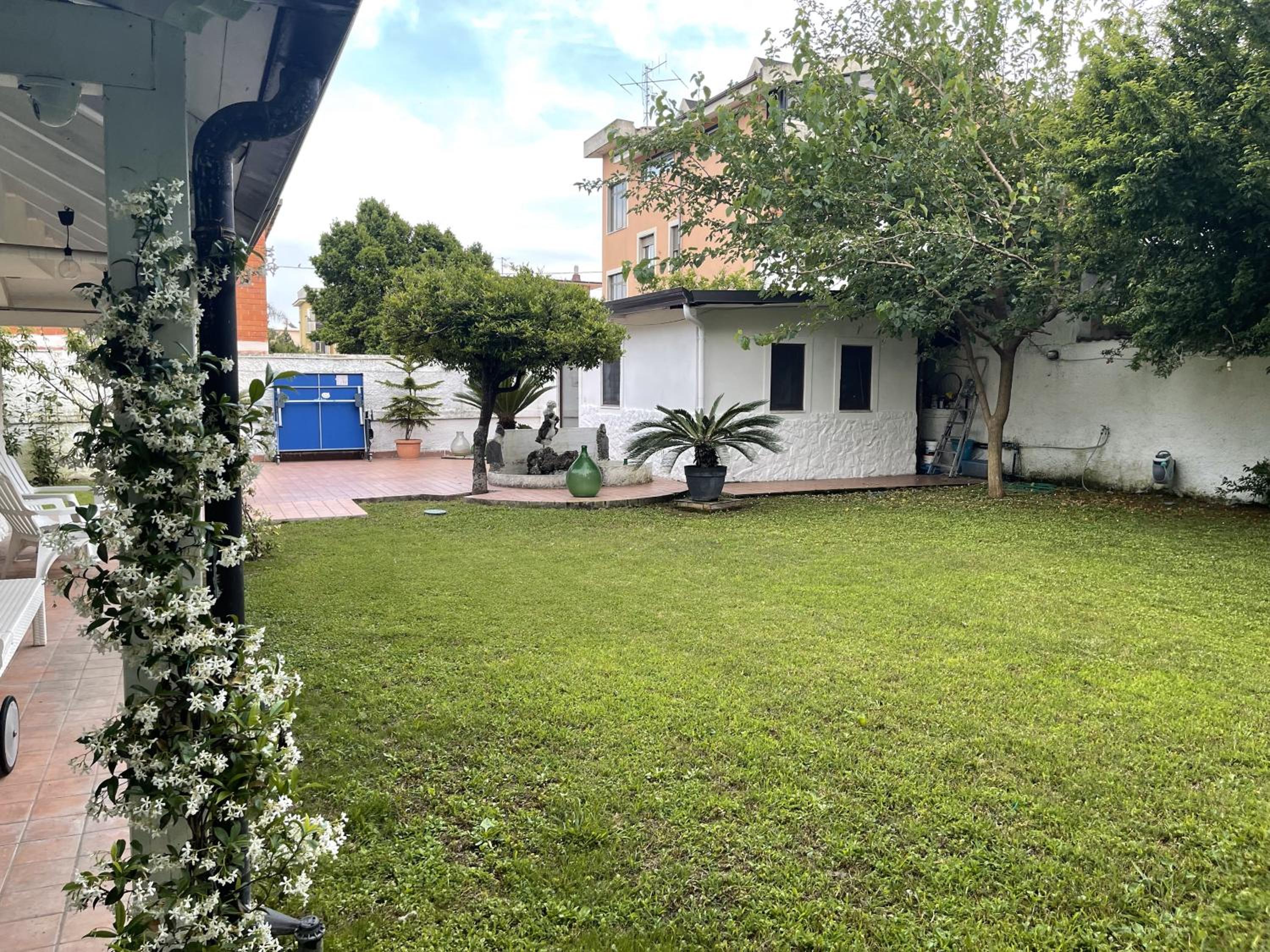 Five-Bedroom House photo 2