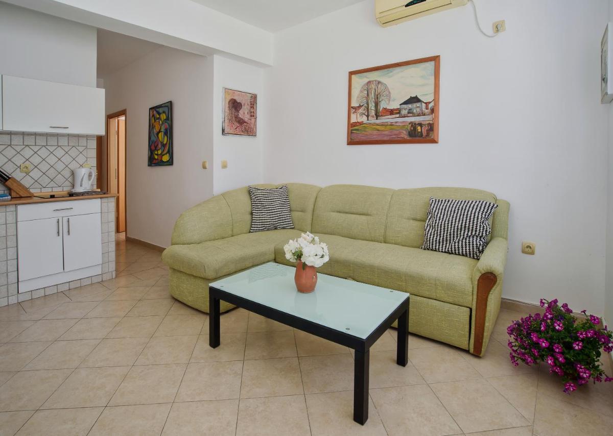 One-Bedroom Apartment photo 2