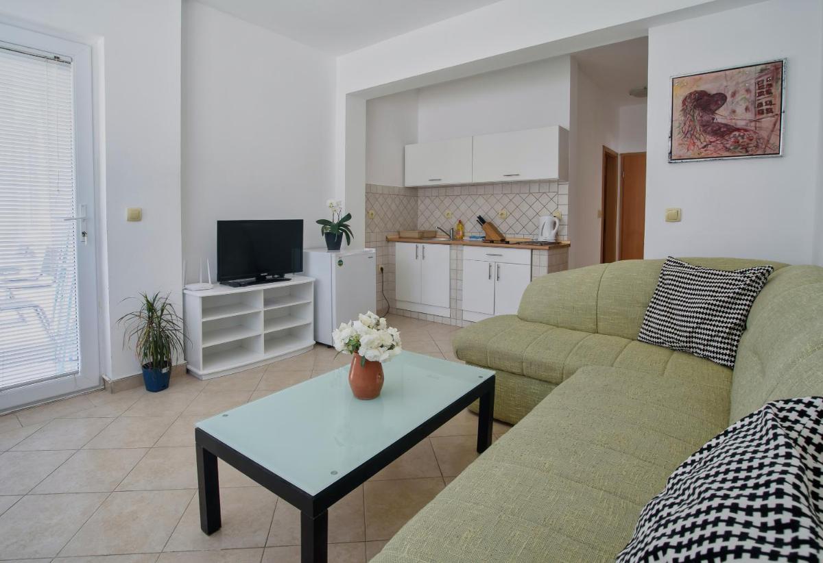 One-Bedroom Apartment photo 1