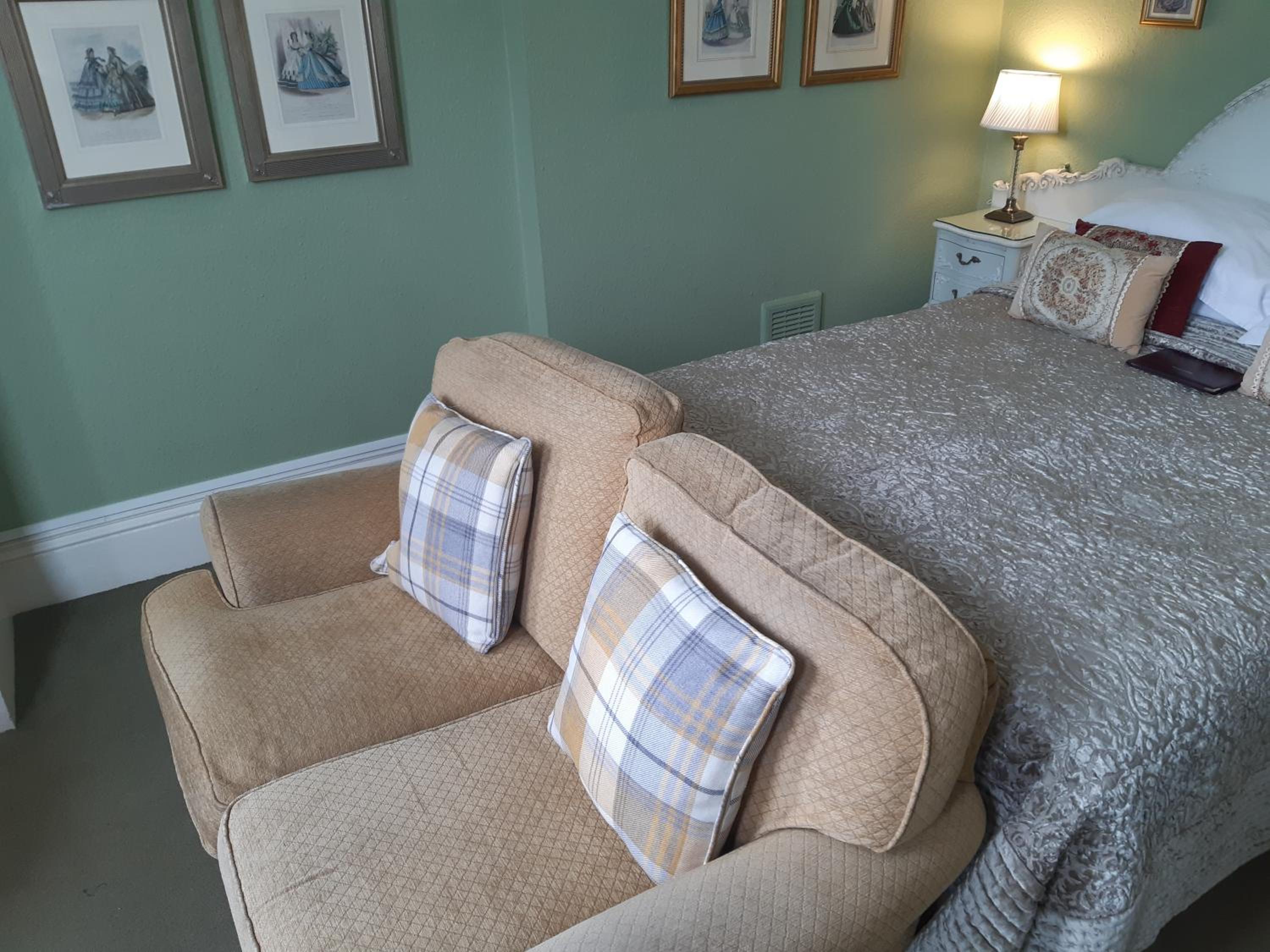 Superior Double Room with Shower - Photo 9