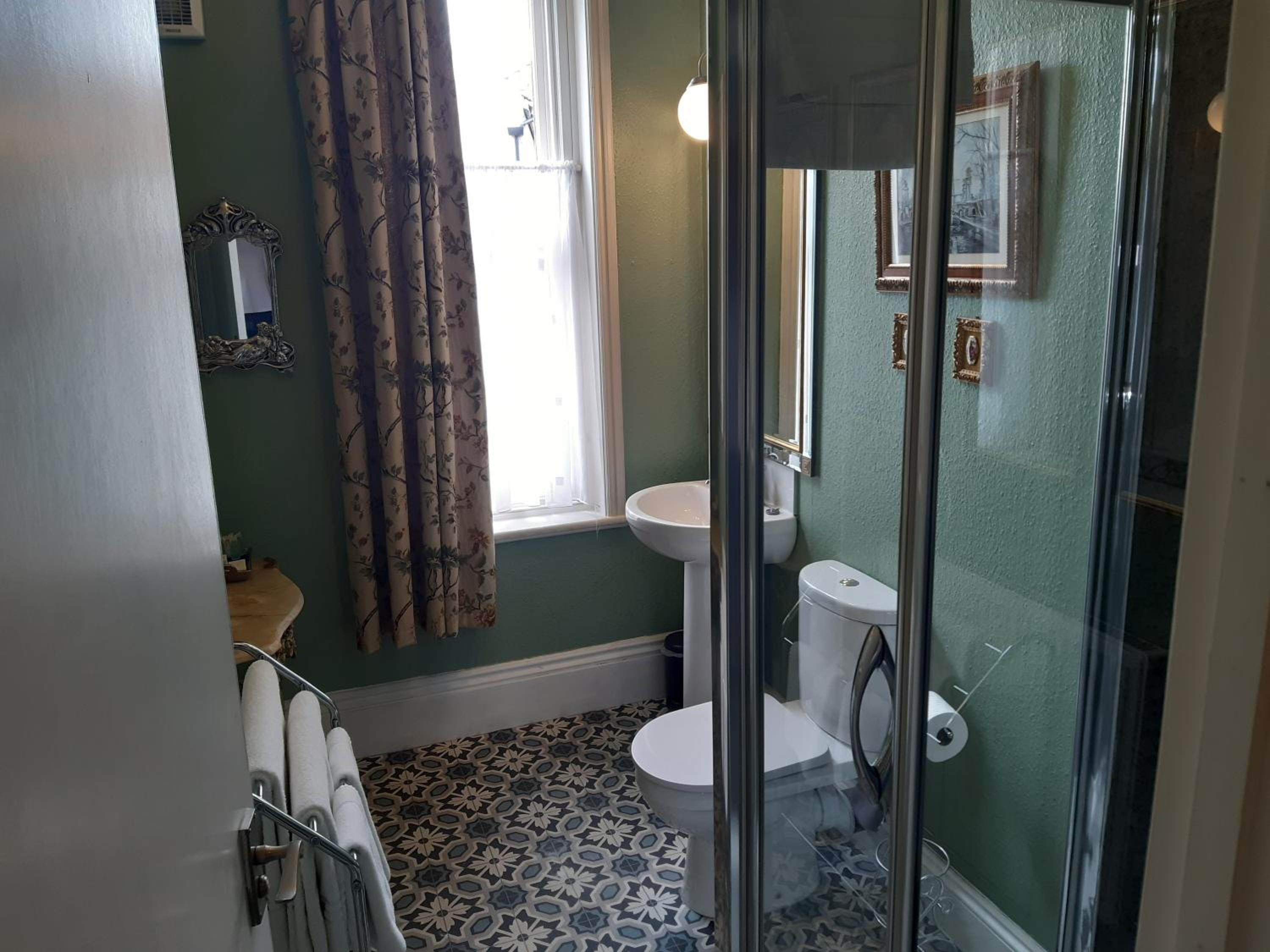 Superior Double Room with Shower - Photo 7