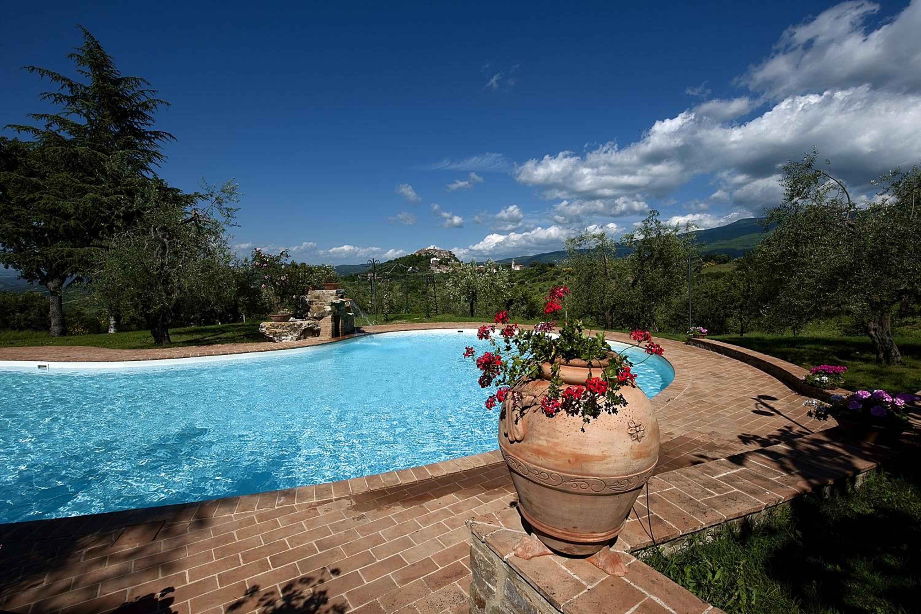 Apartment with Pool View 