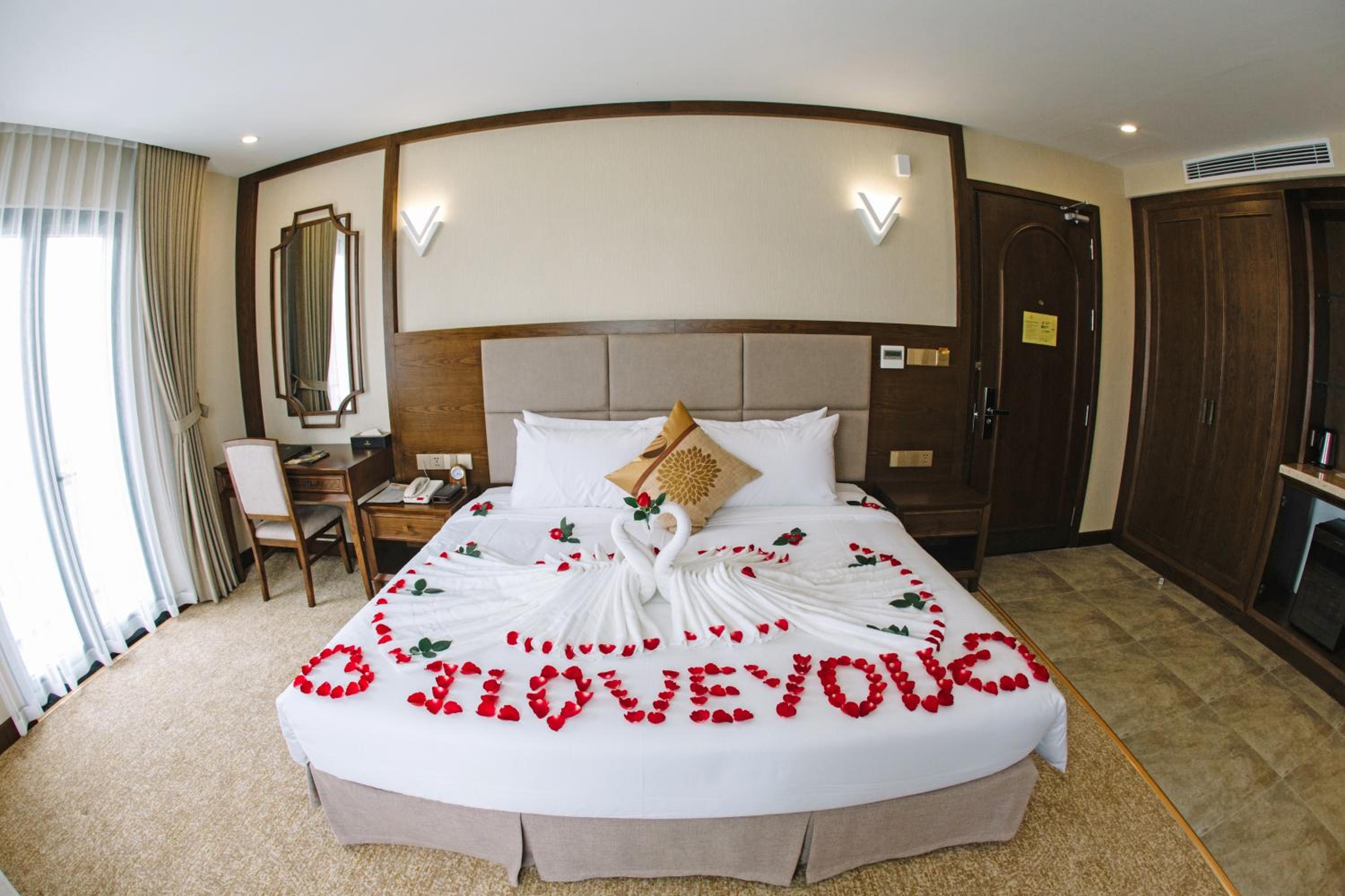 Deluxe Double Room with Bath - Photo 4