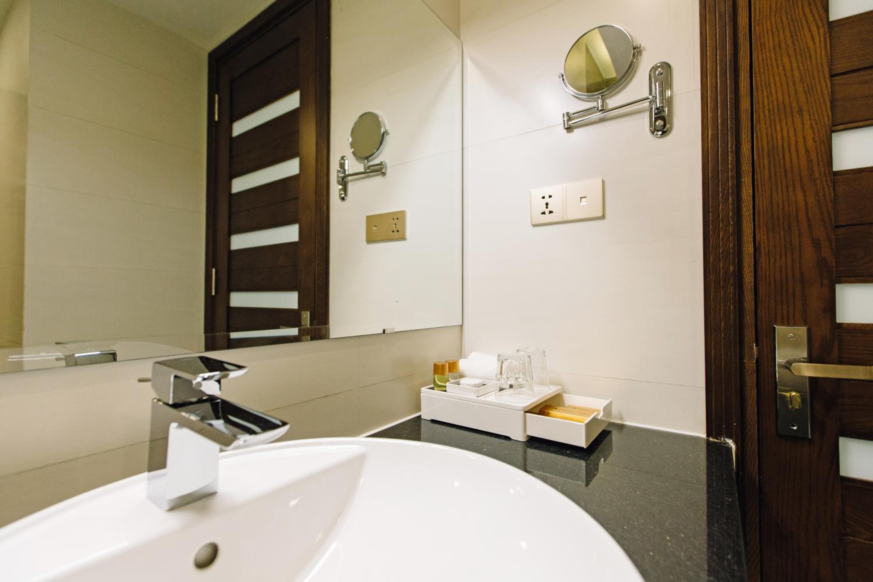 Deluxe Double Room with Bath - Photo 3