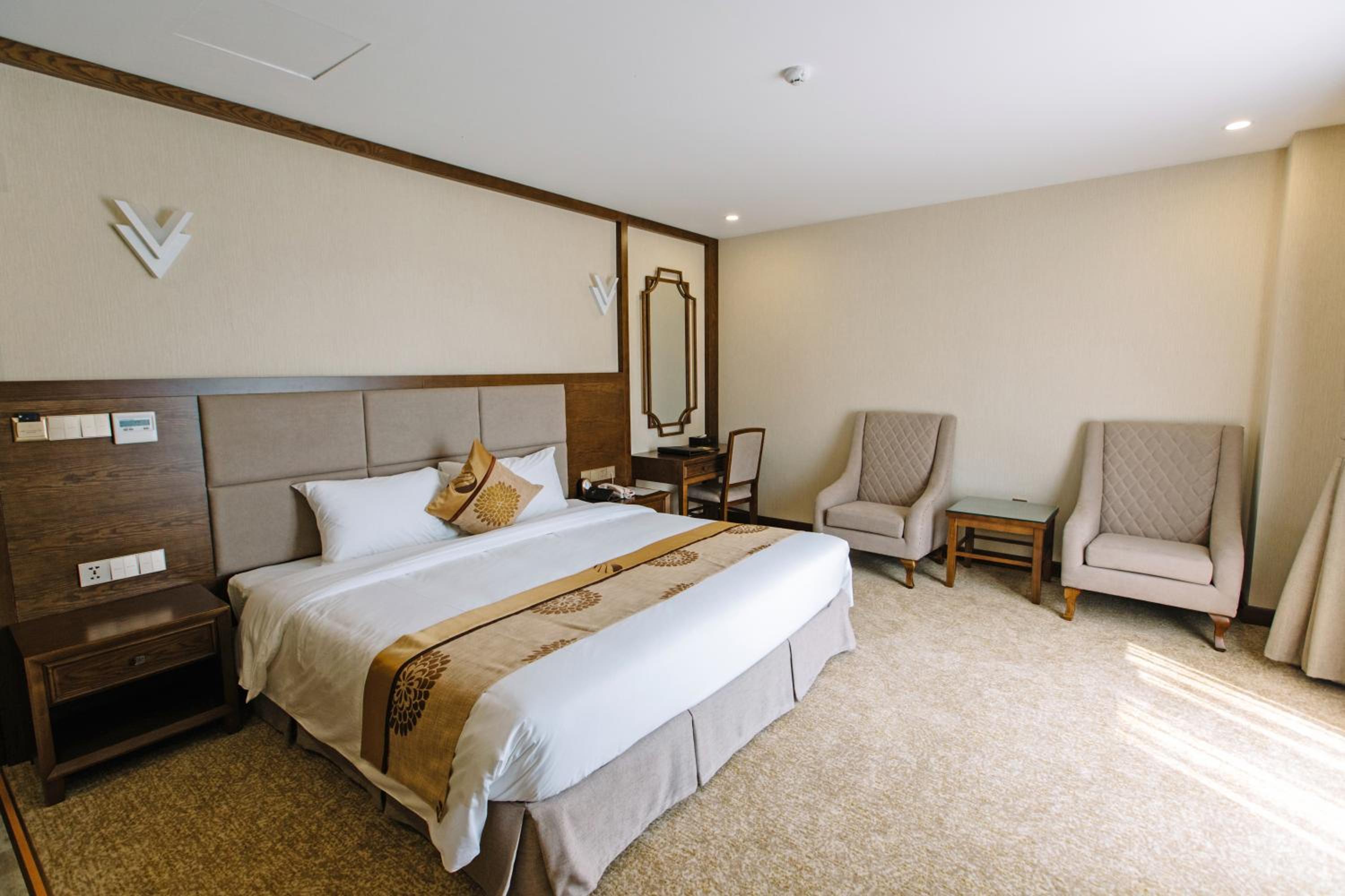 Deluxe Double Room with Bath - Photo 2