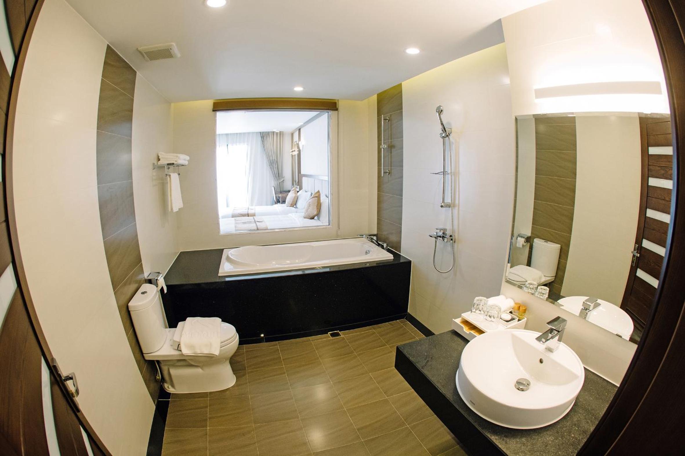 Triple Room with Bath - Photo 8