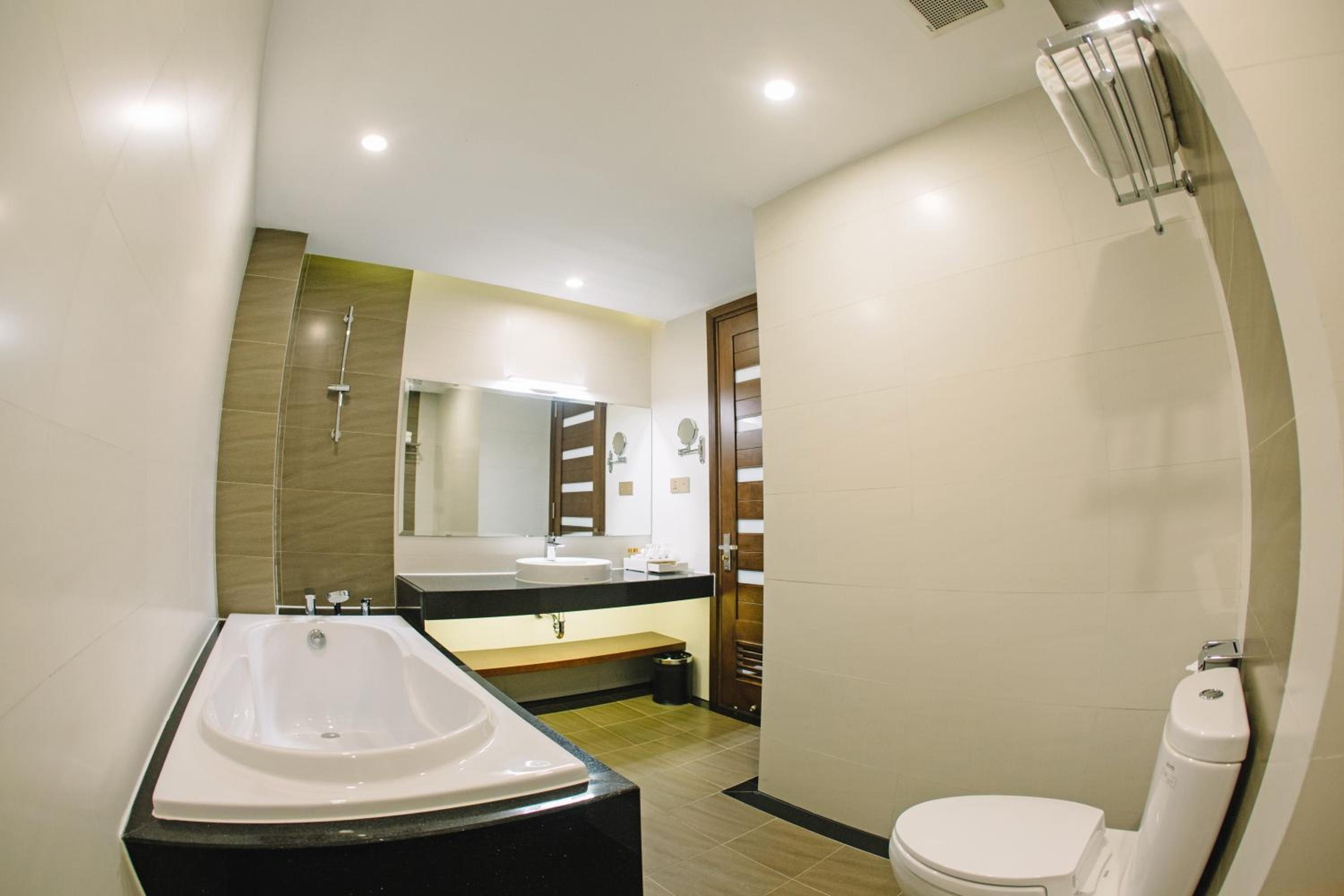 Deluxe Double Room with Bath - Photo 6