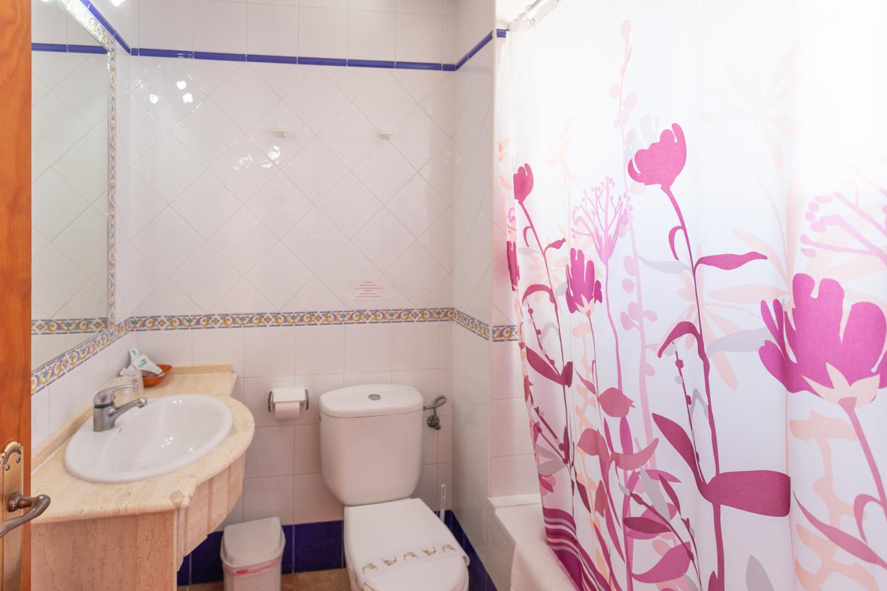 Standard Double Room - Photo 18