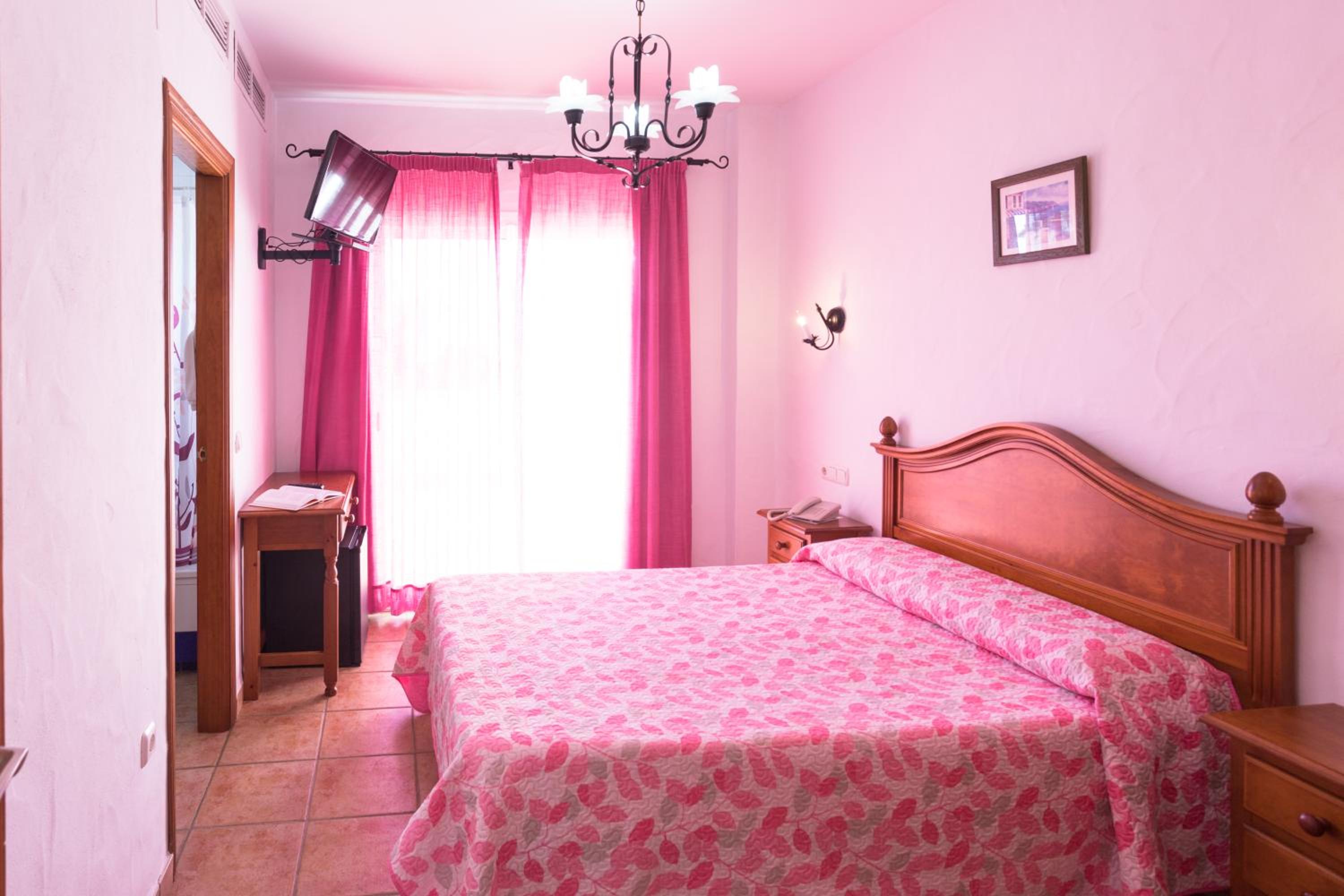 Standard Double Room - Photo 12