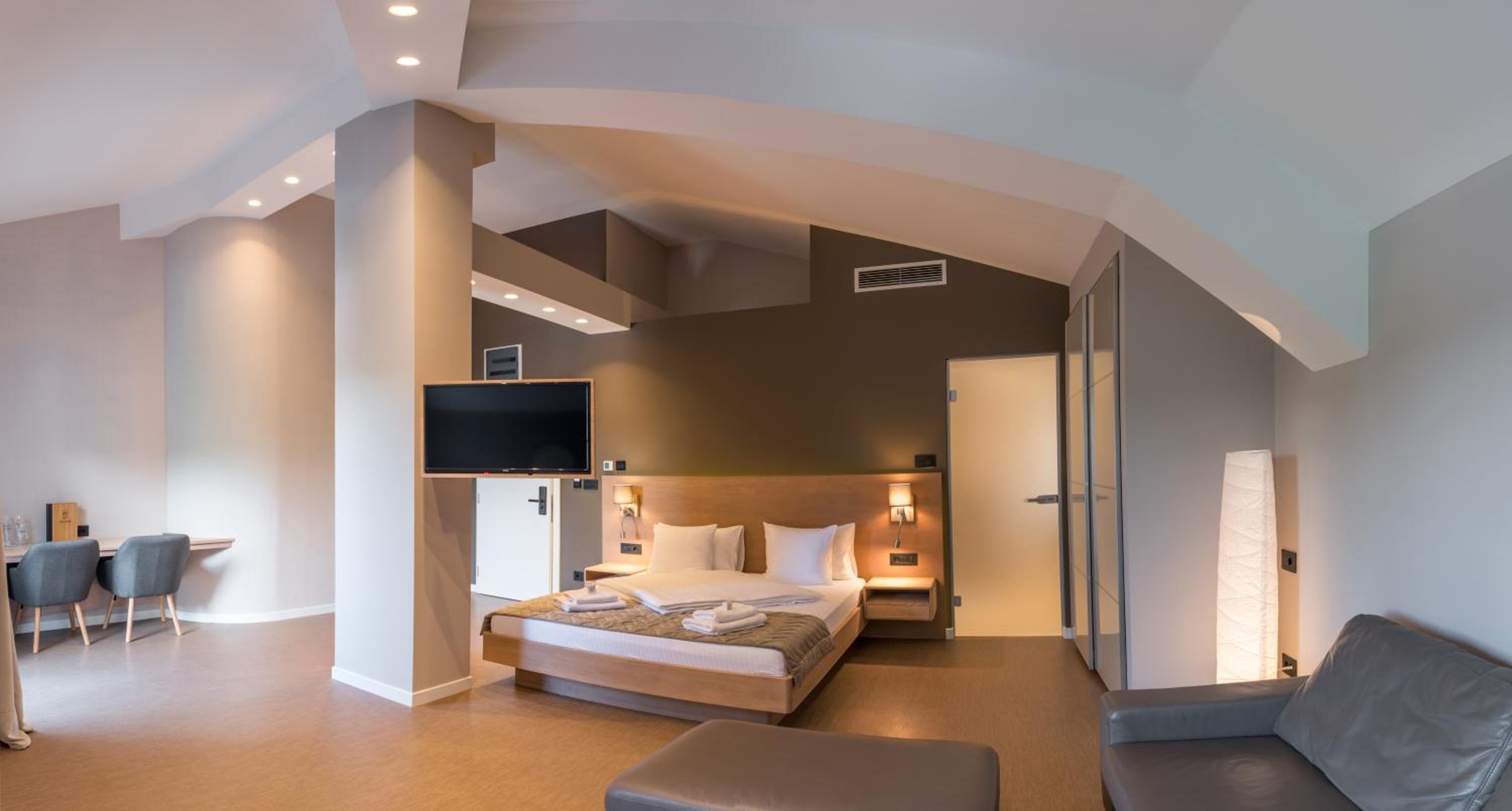 Deluxe King Room photo 2
