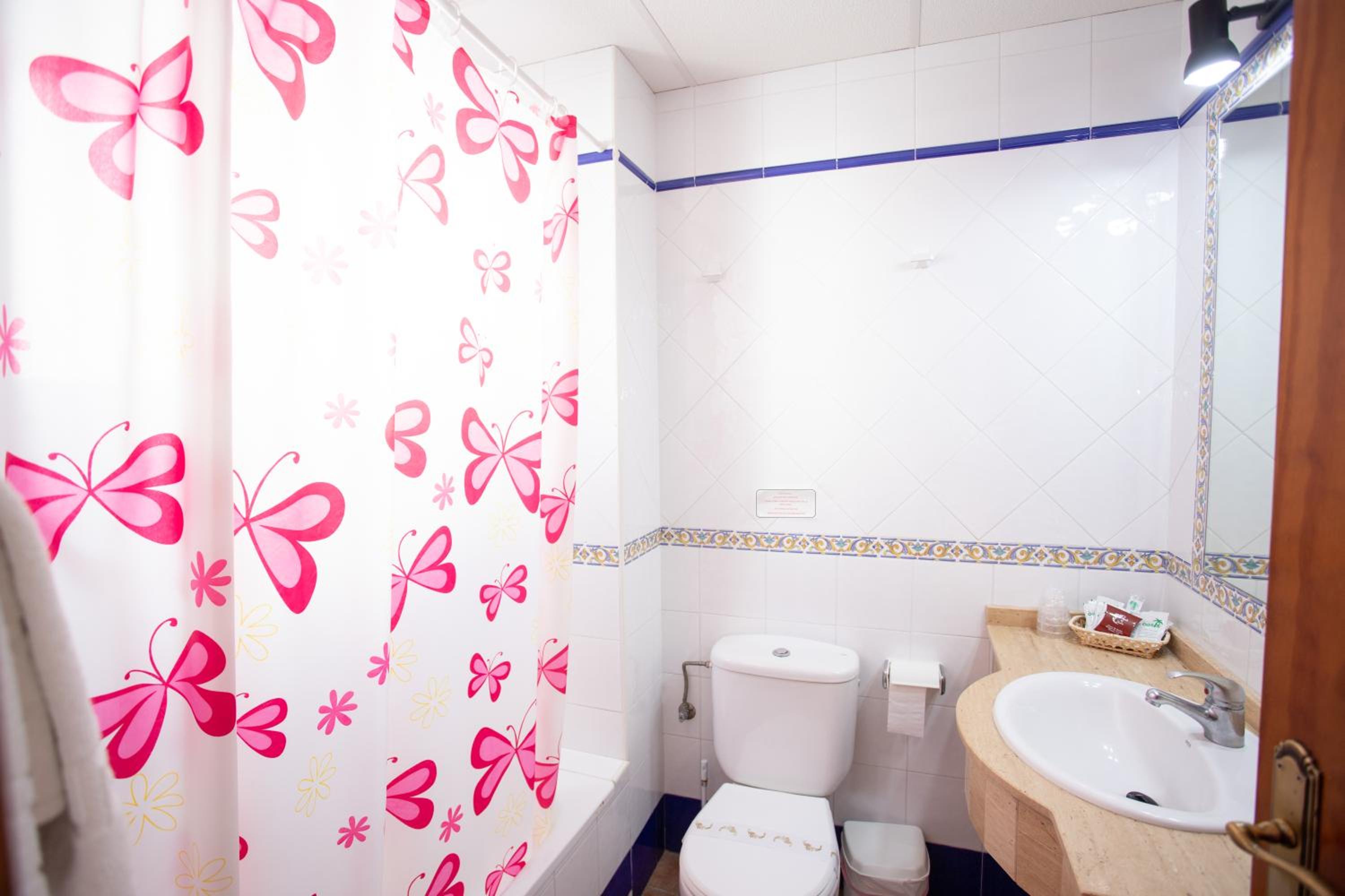Standard Twin Room - Photo 5