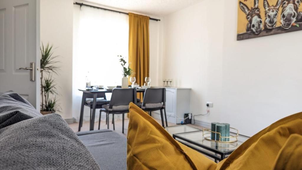 Three-Bedroom House photo 2