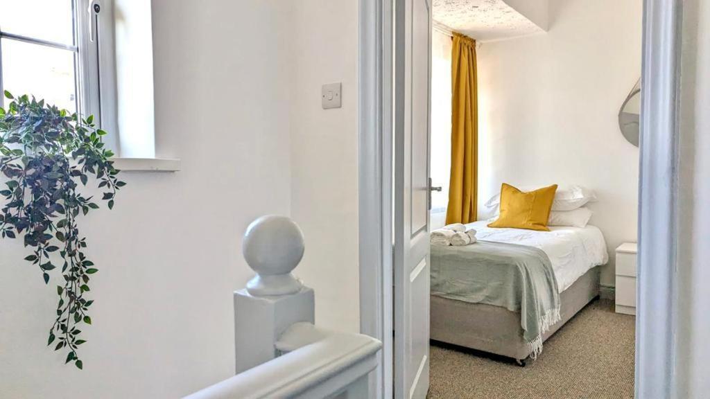 Three-Bedroom House photo 3