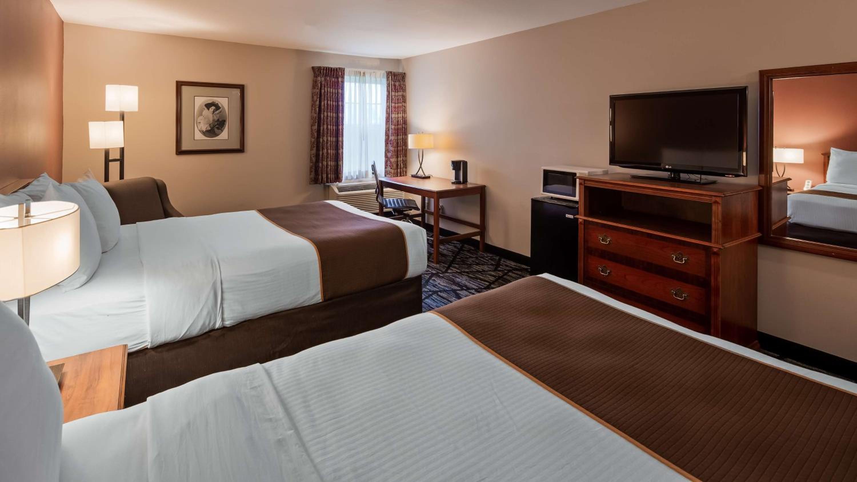 Queen Rooms with Two Queen Beds - Non-Smoking - Photo 3