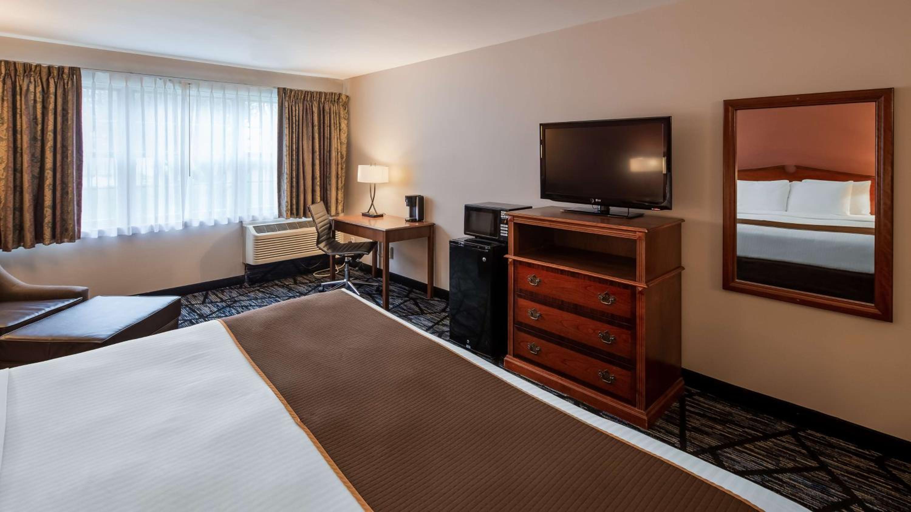 King Room - Non-Smoking - Photo 2