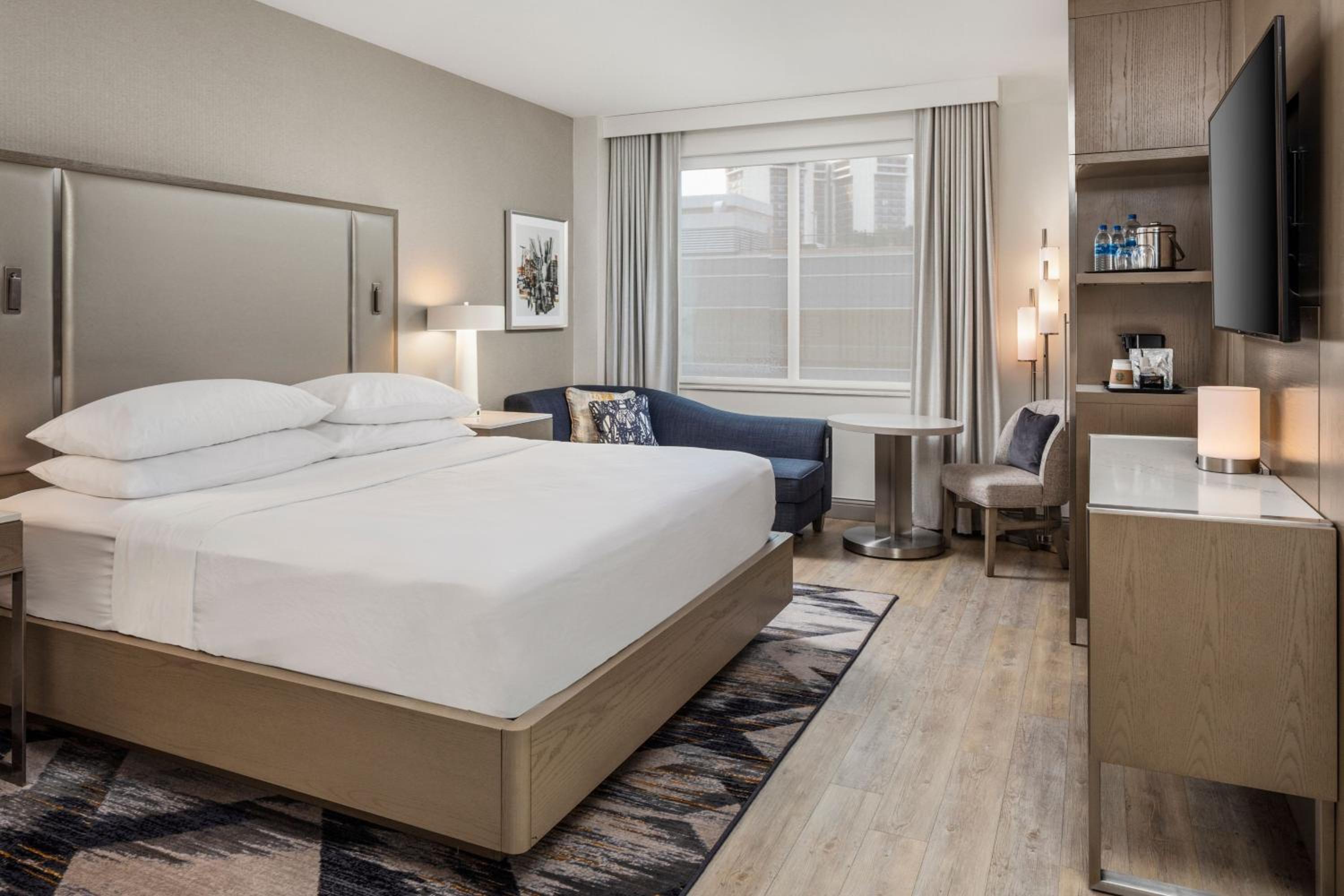 Deluxe King Room with City View - Club Lounge Access - Photo 1
