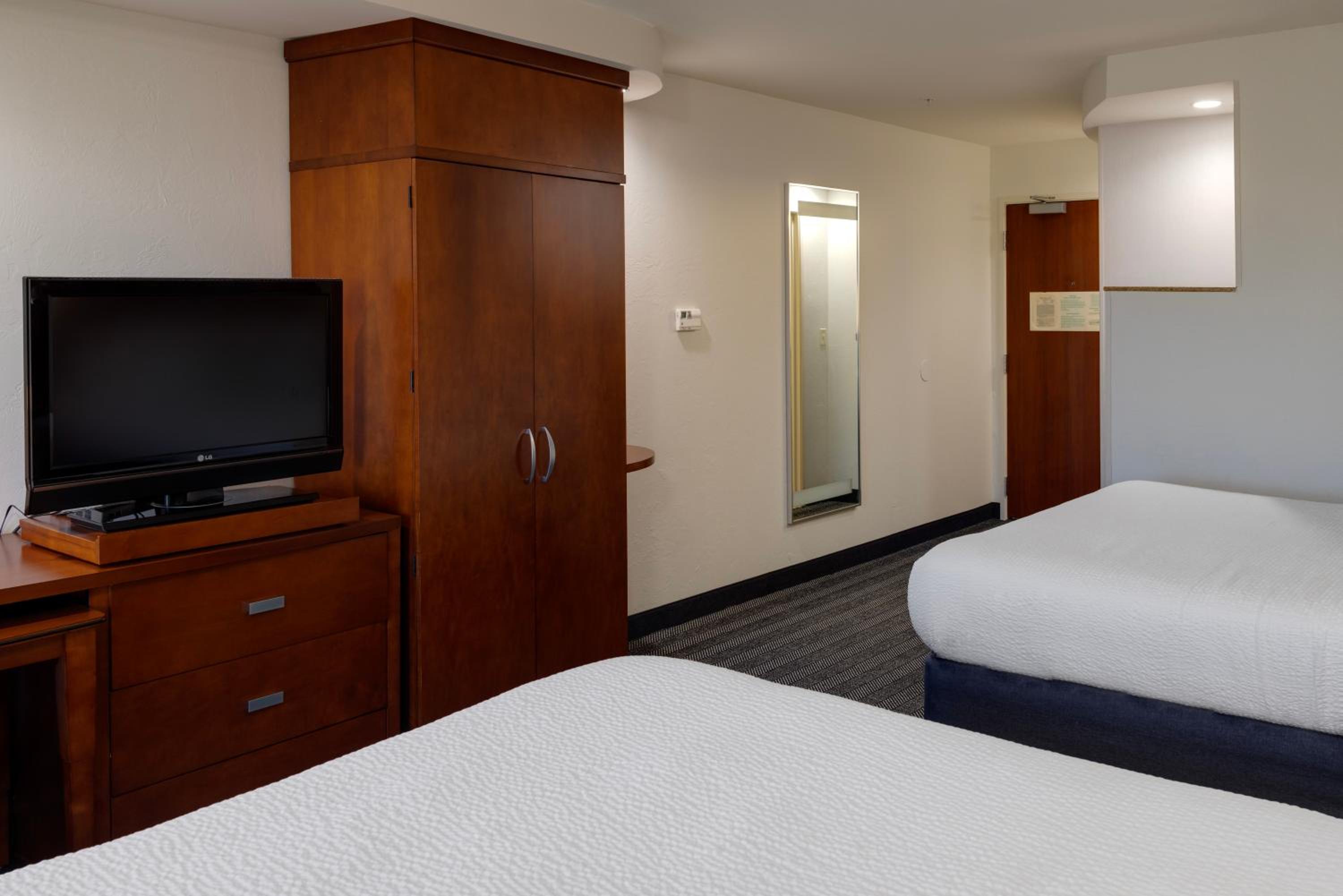 Queen Room with Two Queen Beds - Photo 8