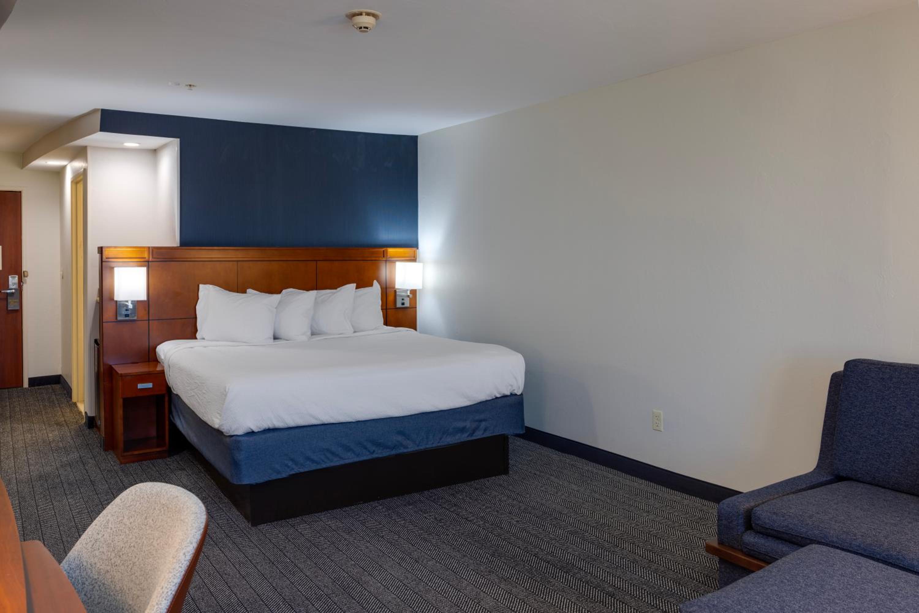 King Room with Sofa Bed - Photo 9