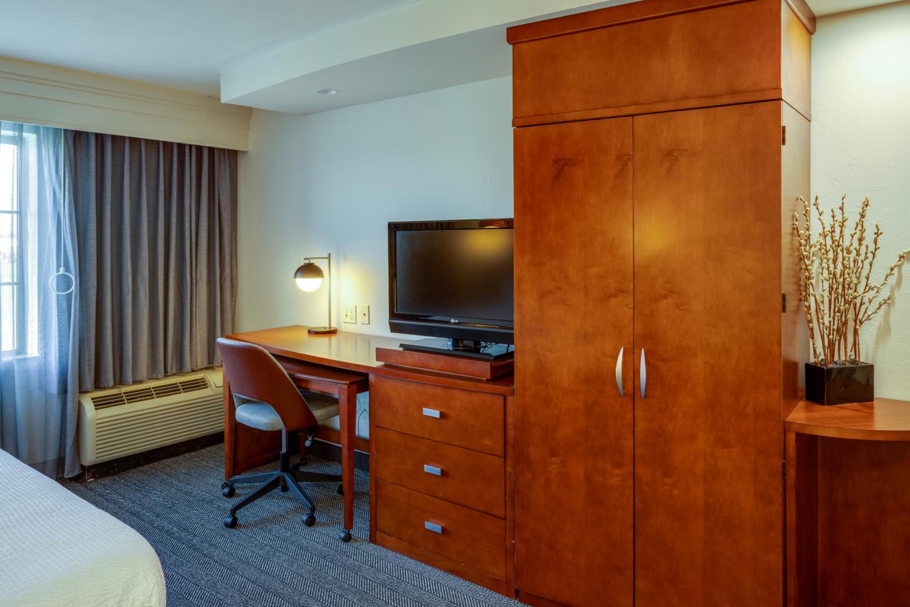 King Room with Sofa Bed - Photo 17