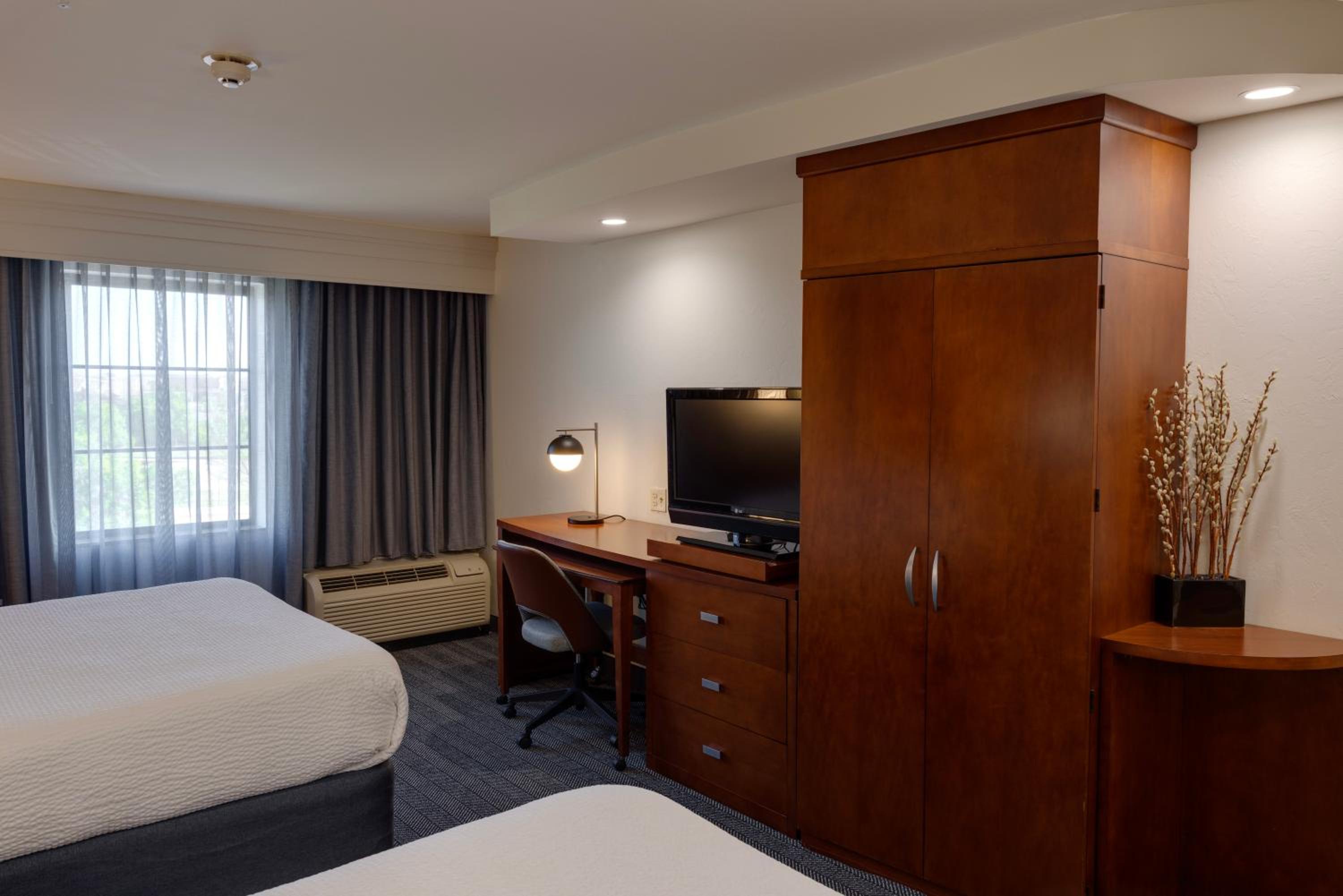 Queen Room with Two Queen Beds - Photo 11