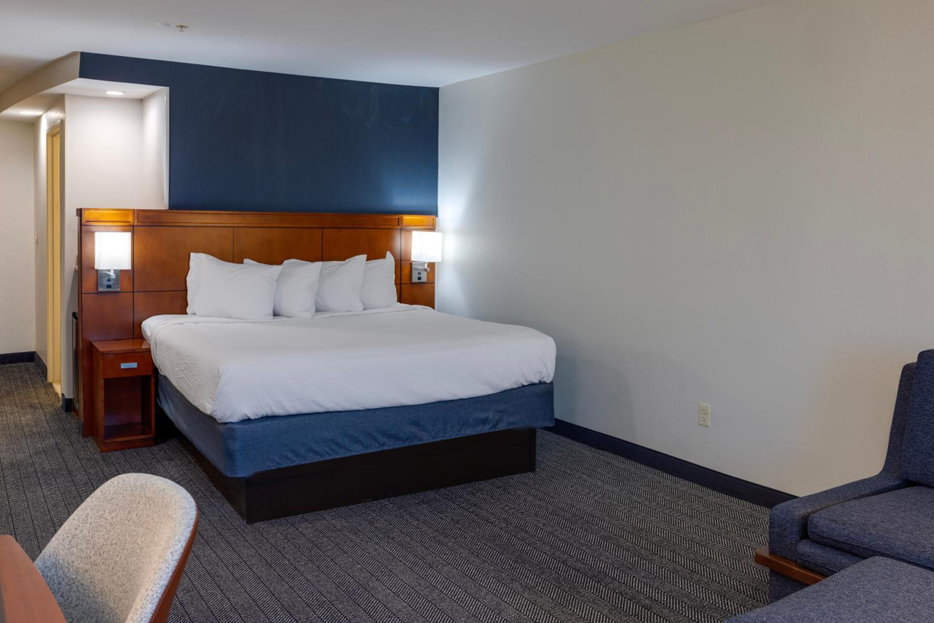 King Room with Sofa Bed - Photo 4